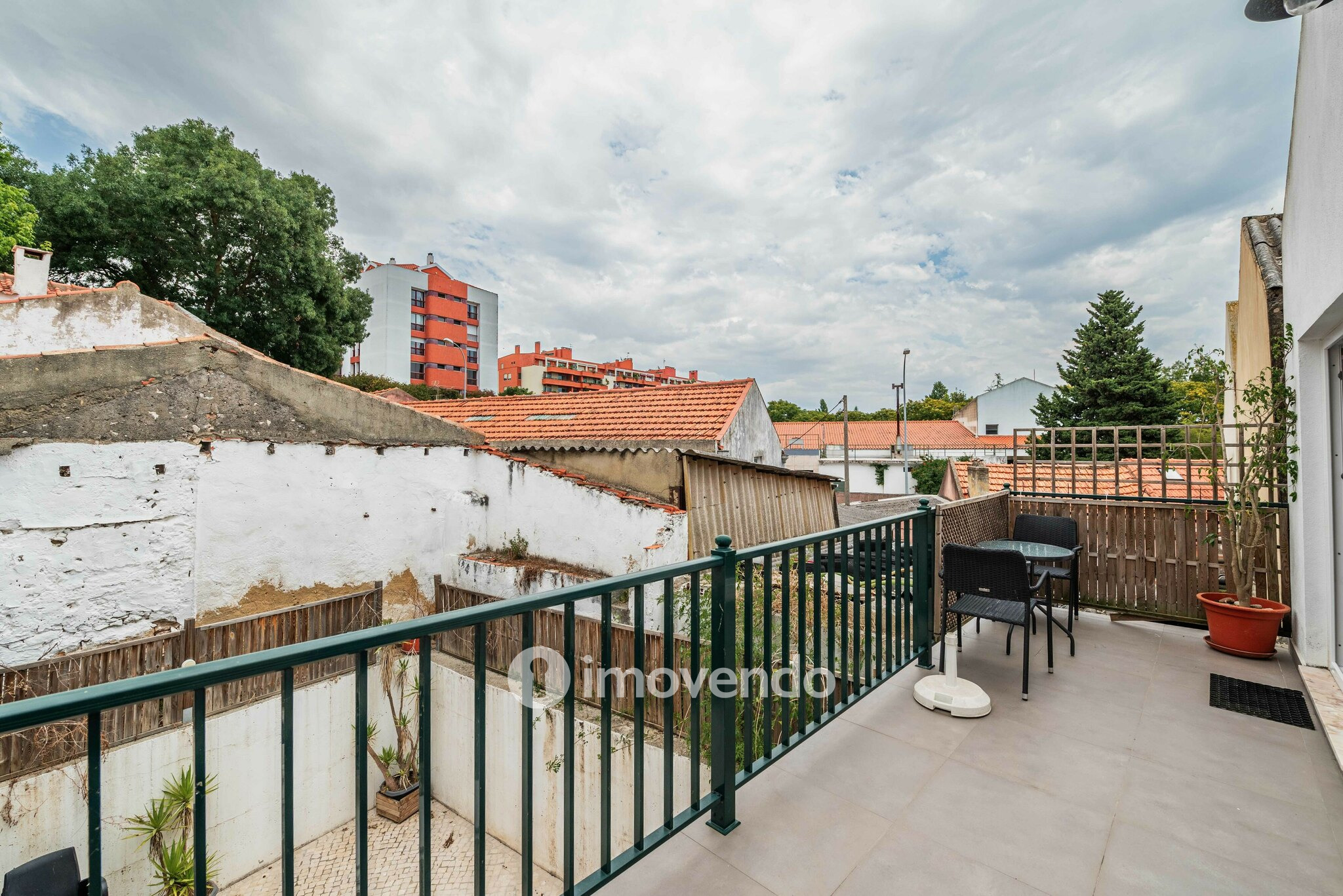 Apartamento T1 com terraço, a 1 km da praia, em Paço de Arcos