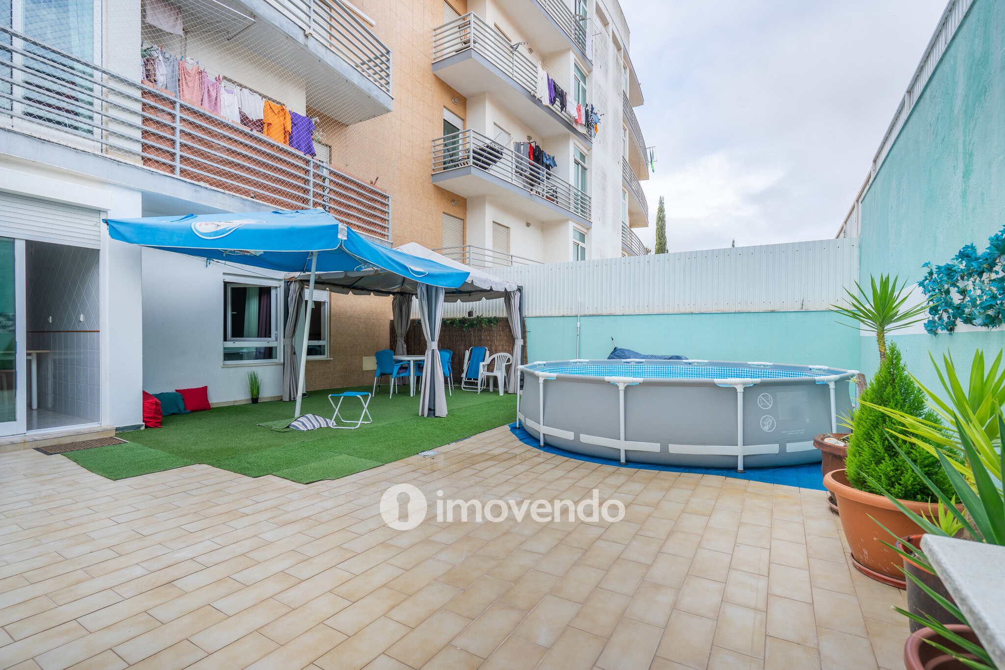 Apartamento T2 com estacionamento e terraço, em Vialonga