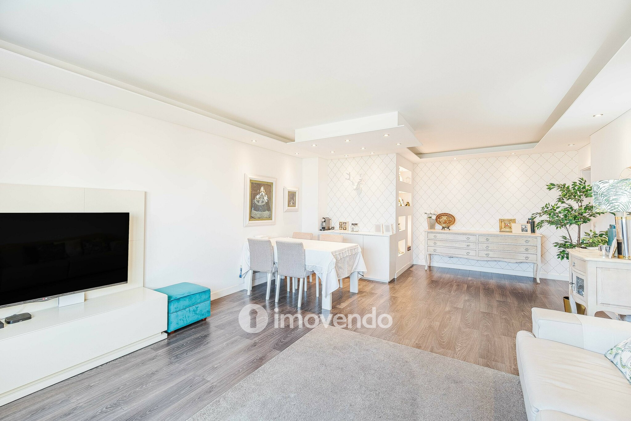 Apartamento T4, com estacionamento e vistas sobre o Tejo, em Sacavém