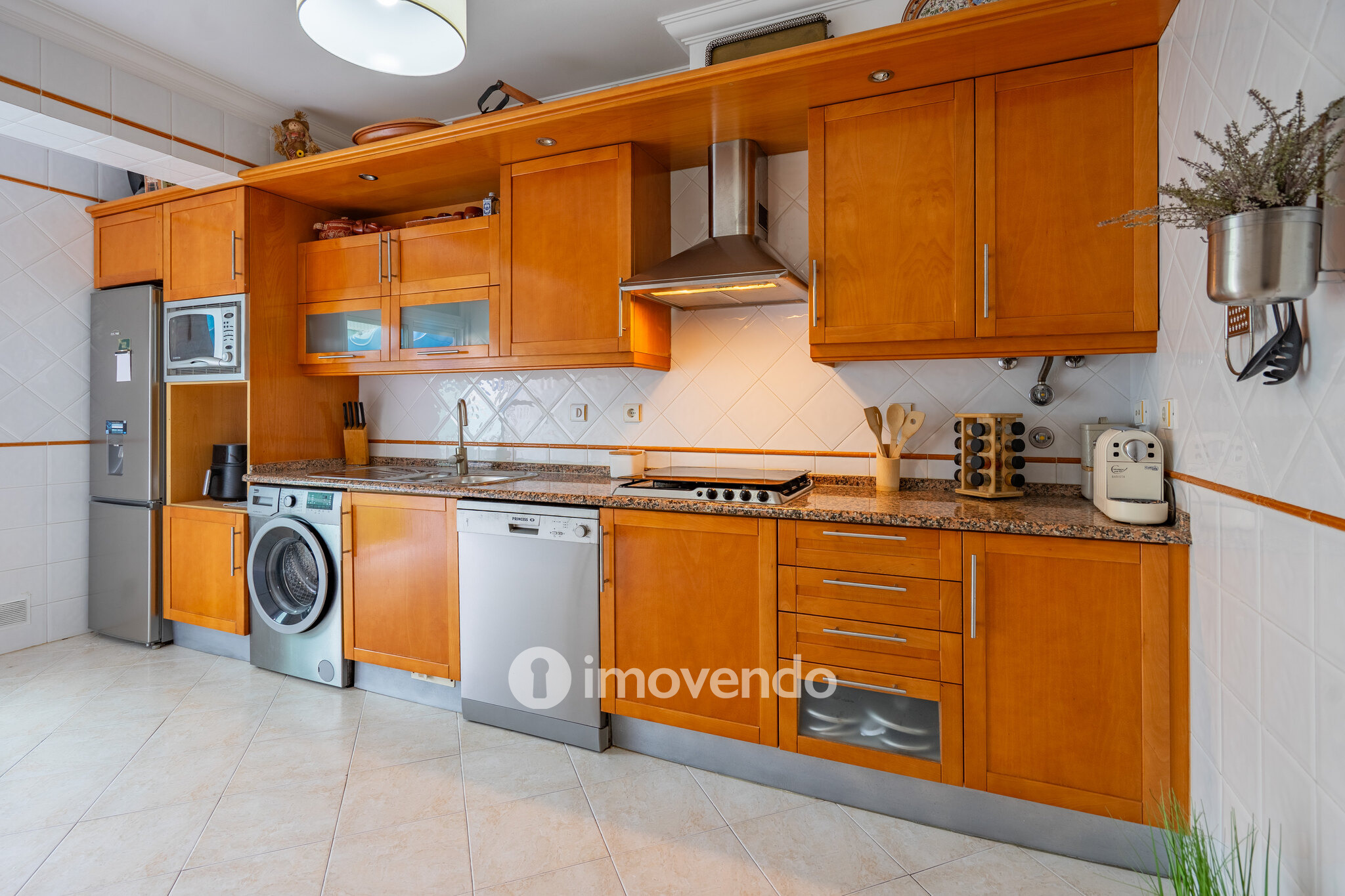 Apartamento T2 com estacionamento e terraço, em Vialonga
