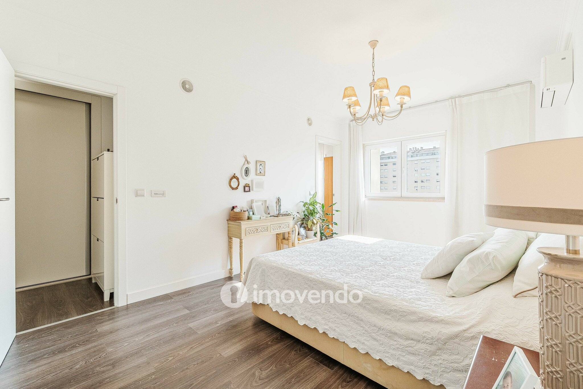 Apartamento T4, com estacionamento e vistas sobre o Tejo, em Sacavém