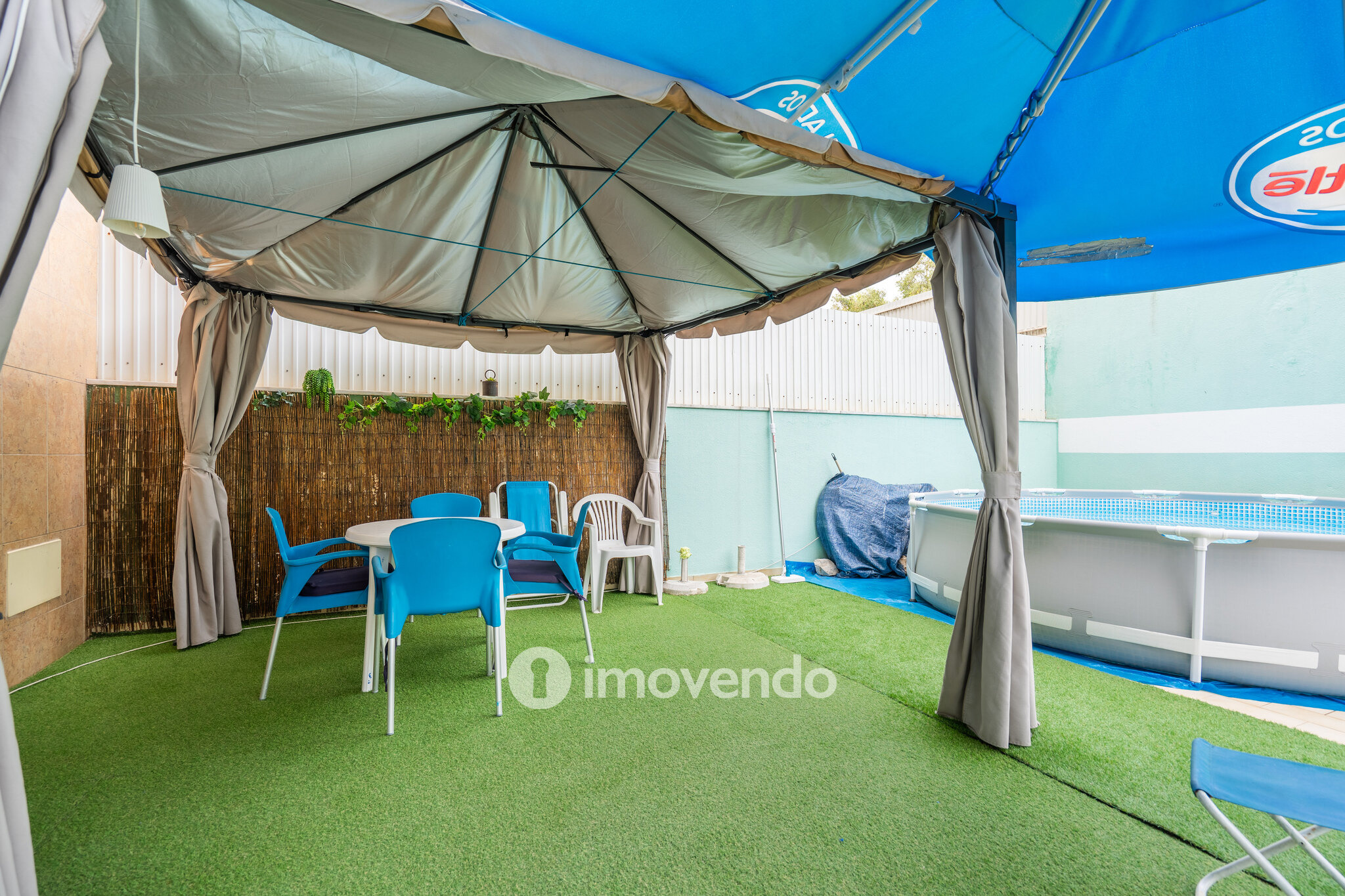 Apartamento T2 com estacionamento e terraço, em Vialonga