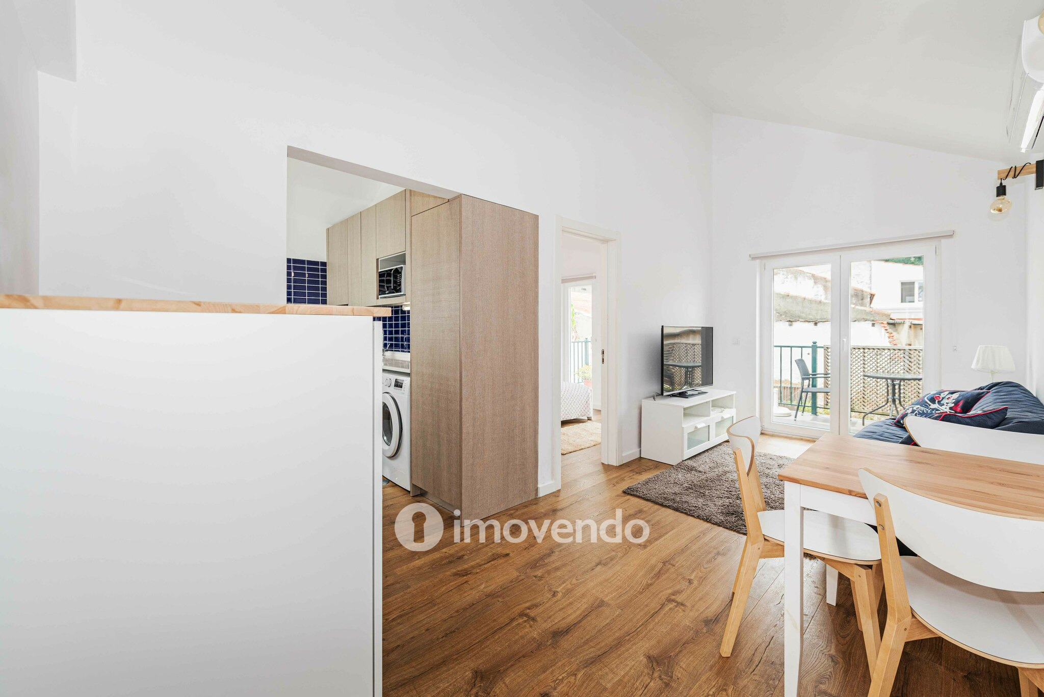 Apartamento T1 com terraço, a 1 km da praia, em Paço de Arcos