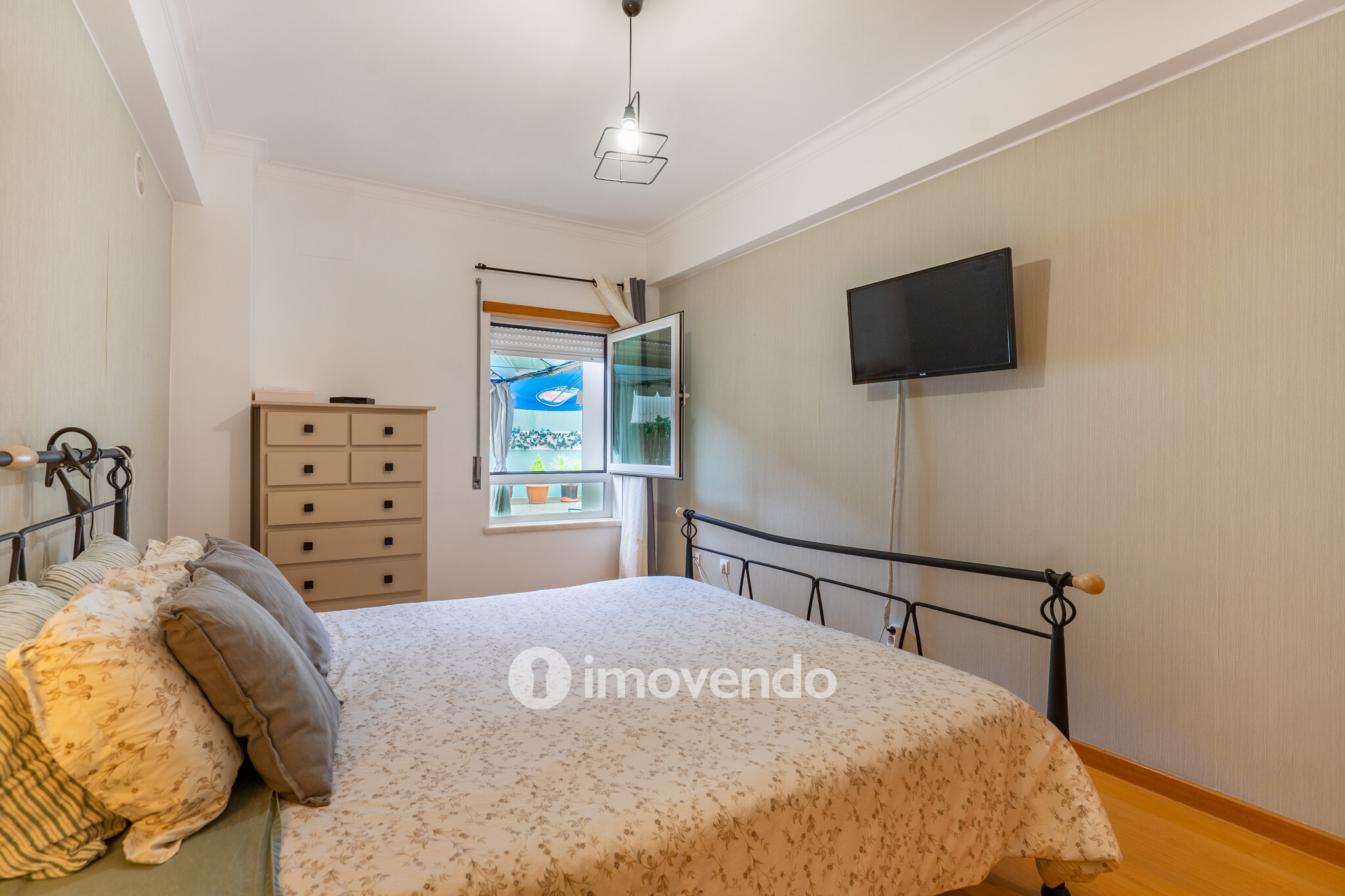 Apartamento T2 com estacionamento e terraço, em Vialonga