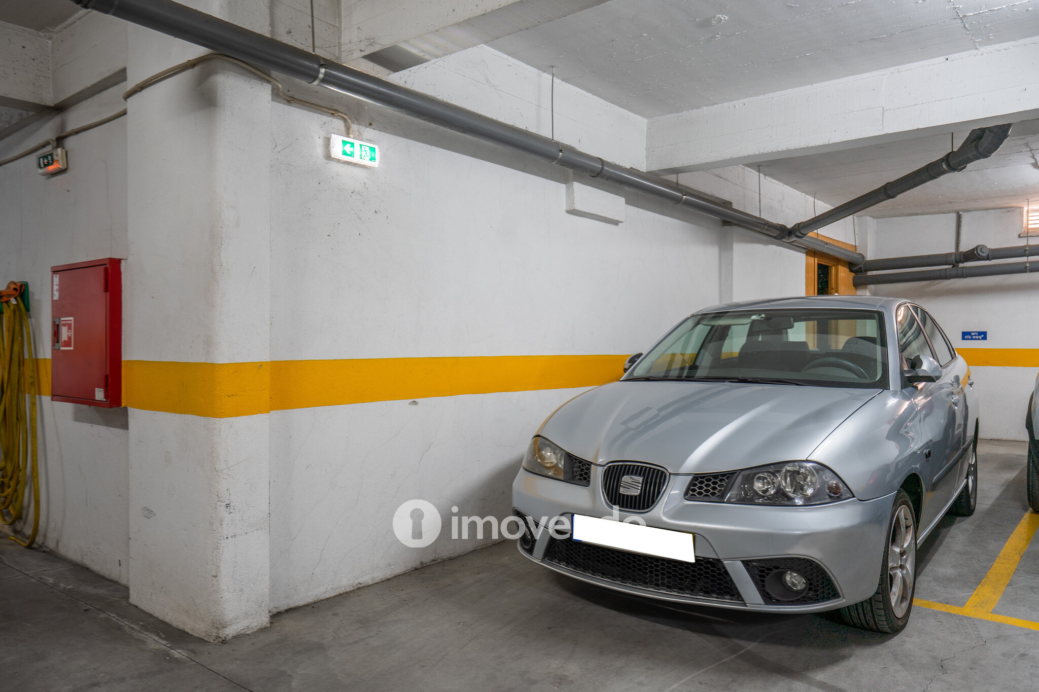 Apartamento T2 com estacionamento e terraço, em Vialonga