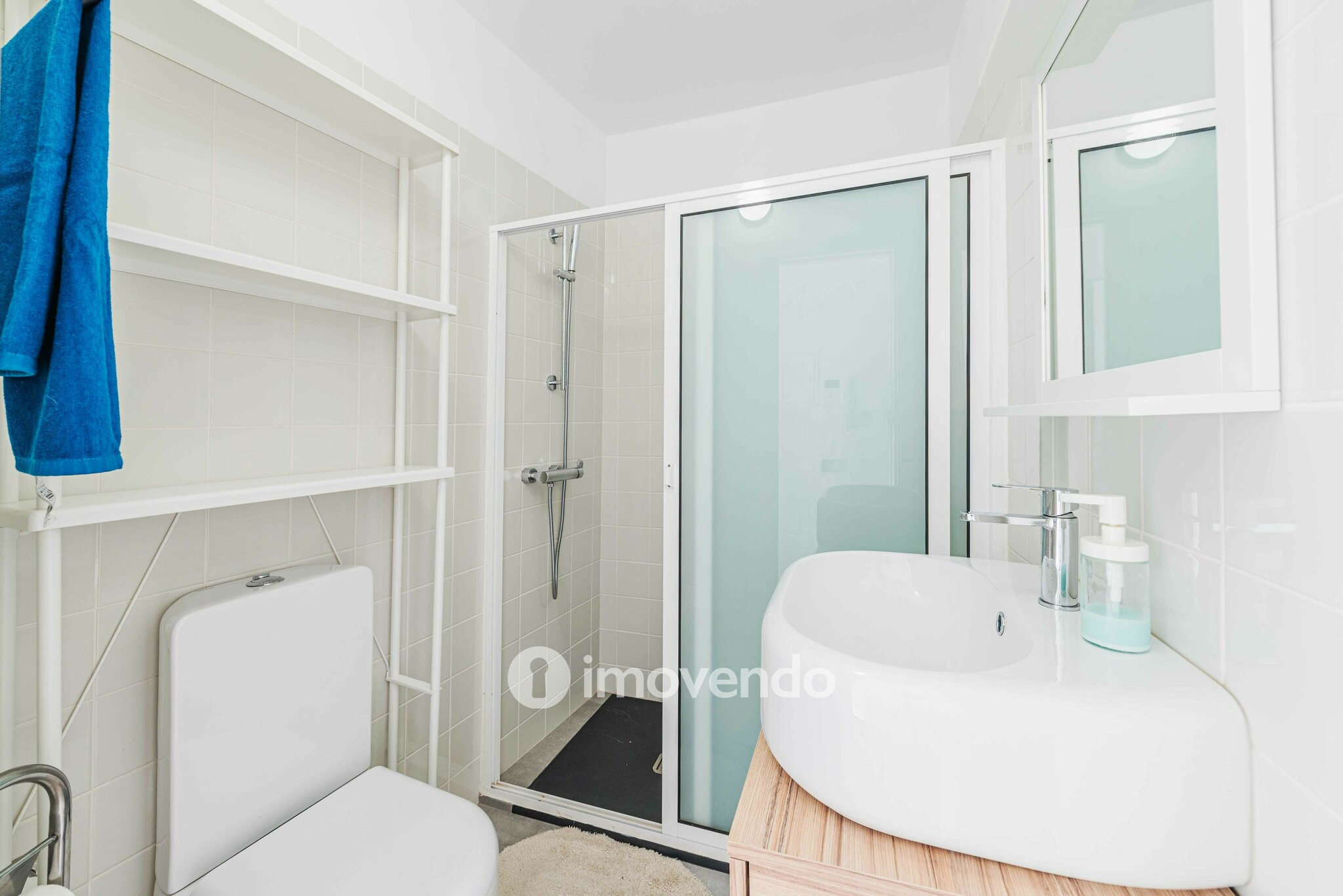 Apartamento T1 com terraço, a 1 km da praia, em Paço de Arcos