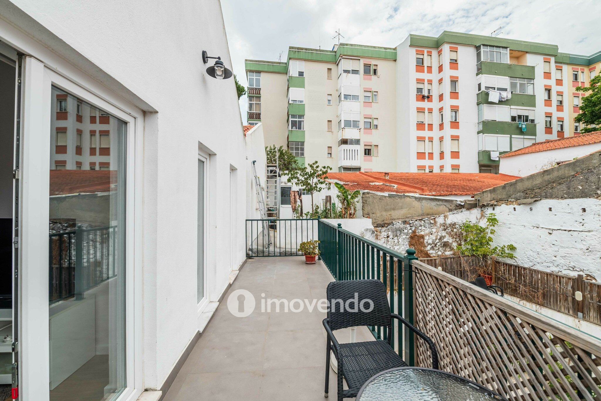 Apartamento T1 com terraço, a 1 km da praia, em Paço de Arcos