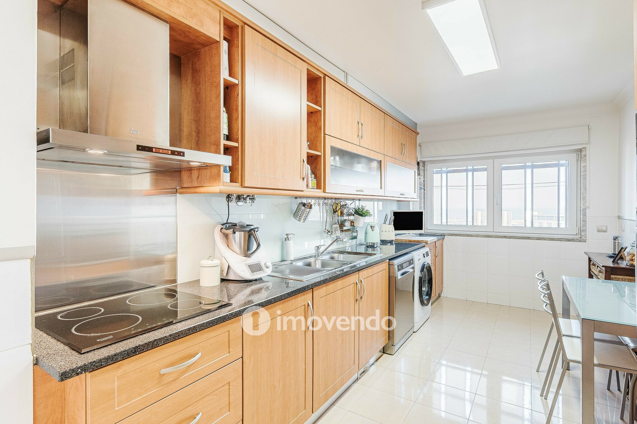 Apartamento T4, com estacionamento e vistas sobre o Tejo, em Sacavém