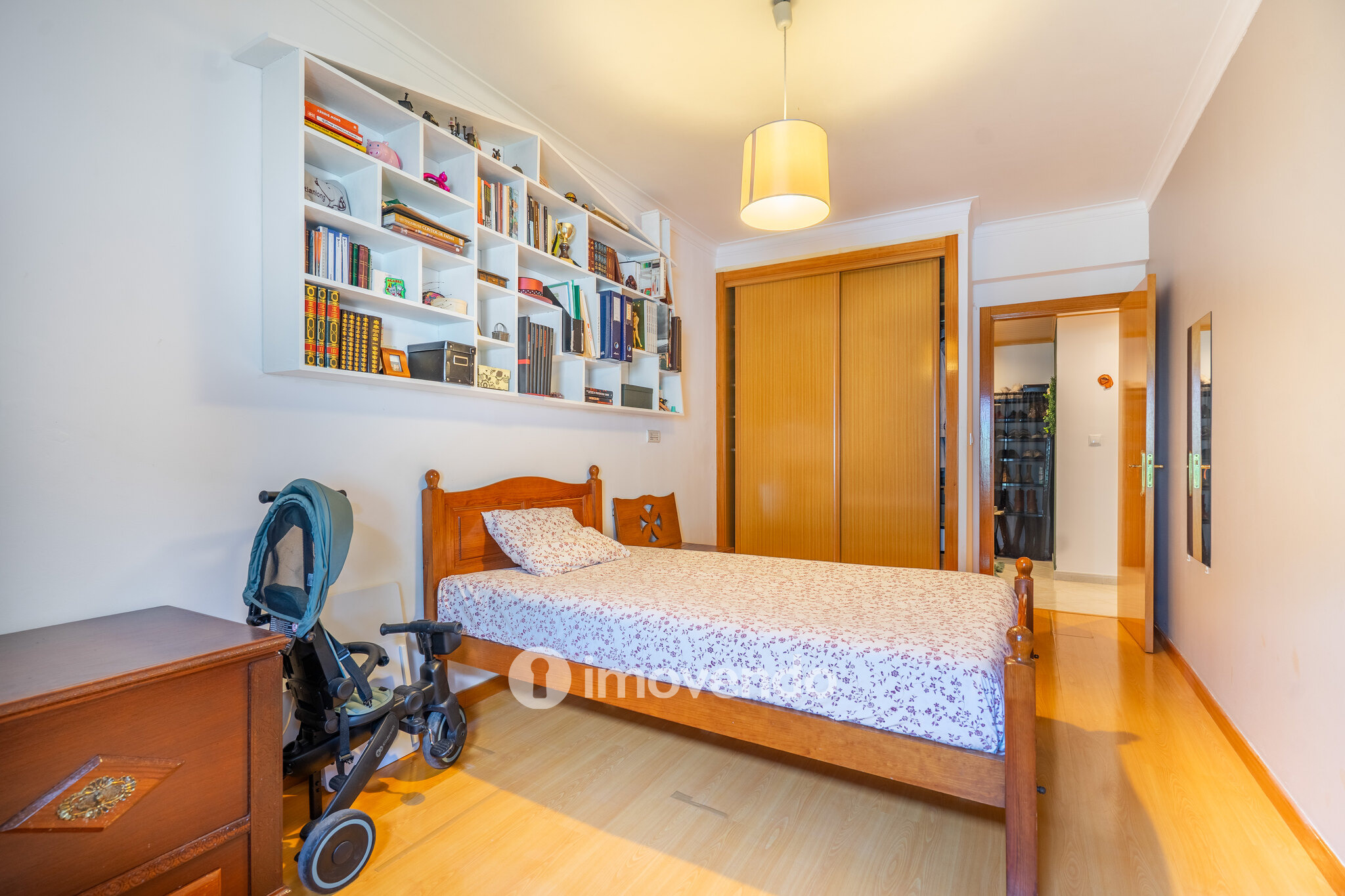 Apartamento T2 com estacionamento e terraço, em Vialonga