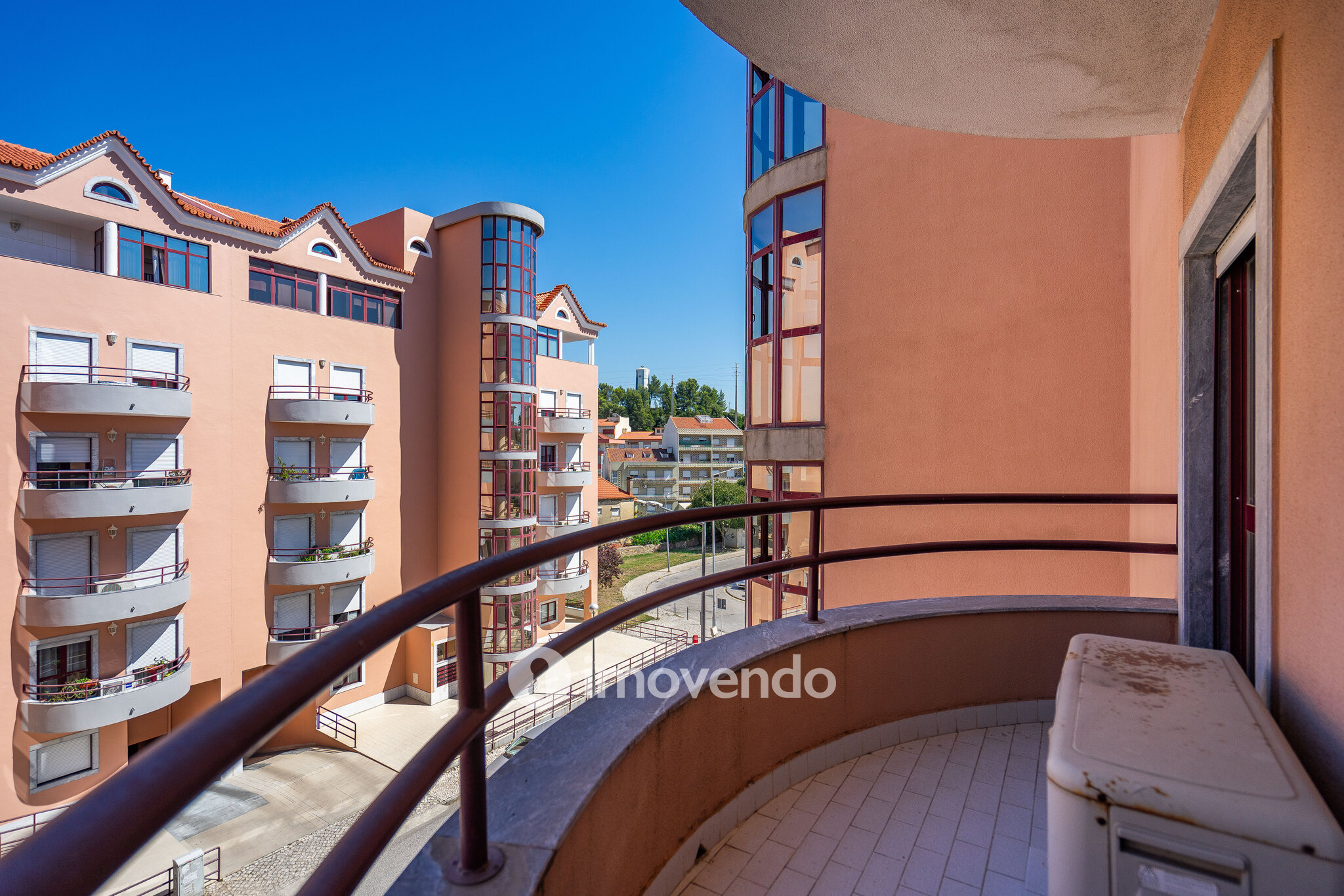 Apartamento T3 com áreas amplas, varandas e arrecadação, em Alverca