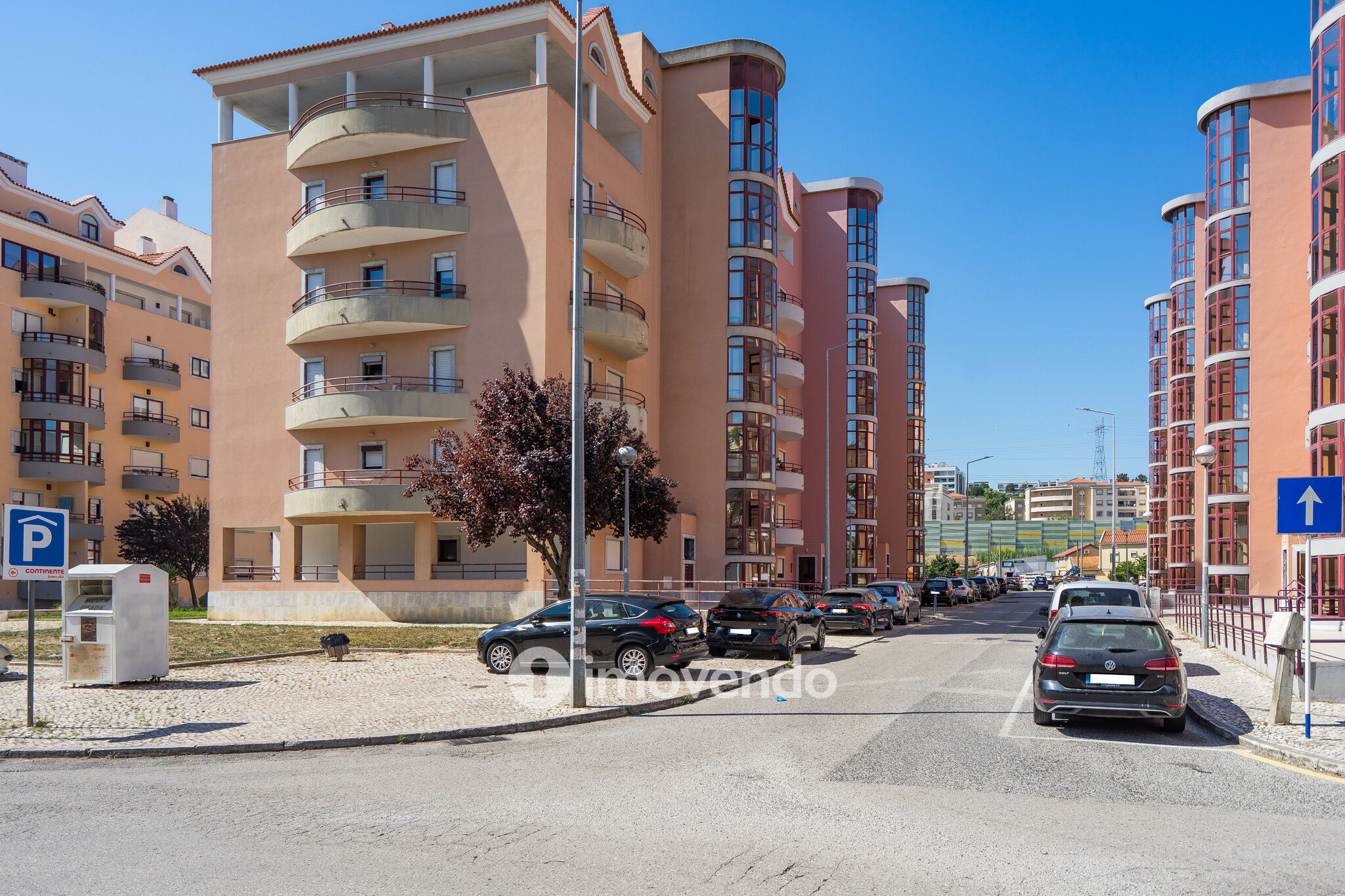 Apartamento T3 com áreas amplas, varandas e arrecadação, em Alverca
