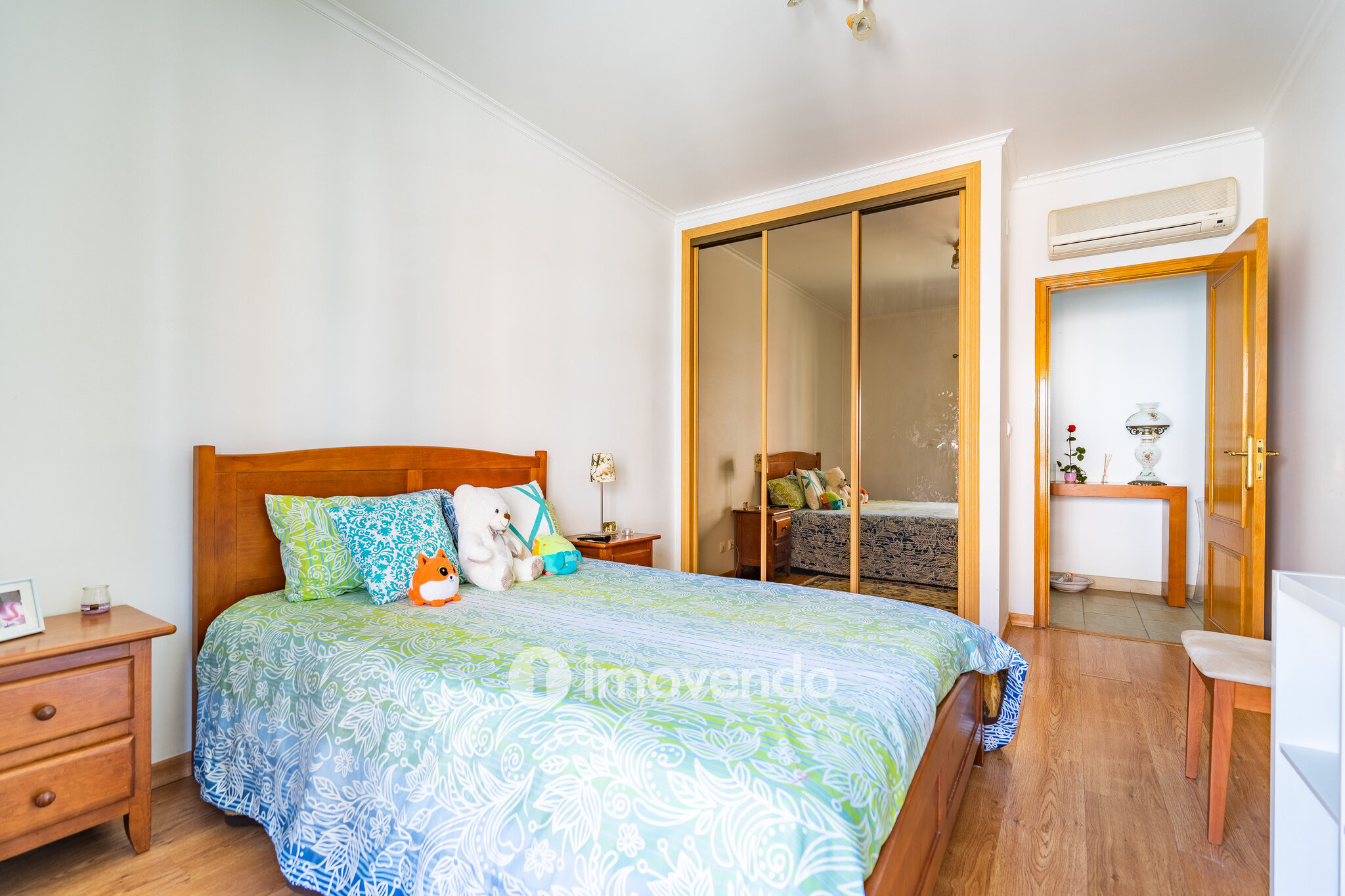Apartamento T3 com áreas amplas, varandas e arrecadação, em Alverca