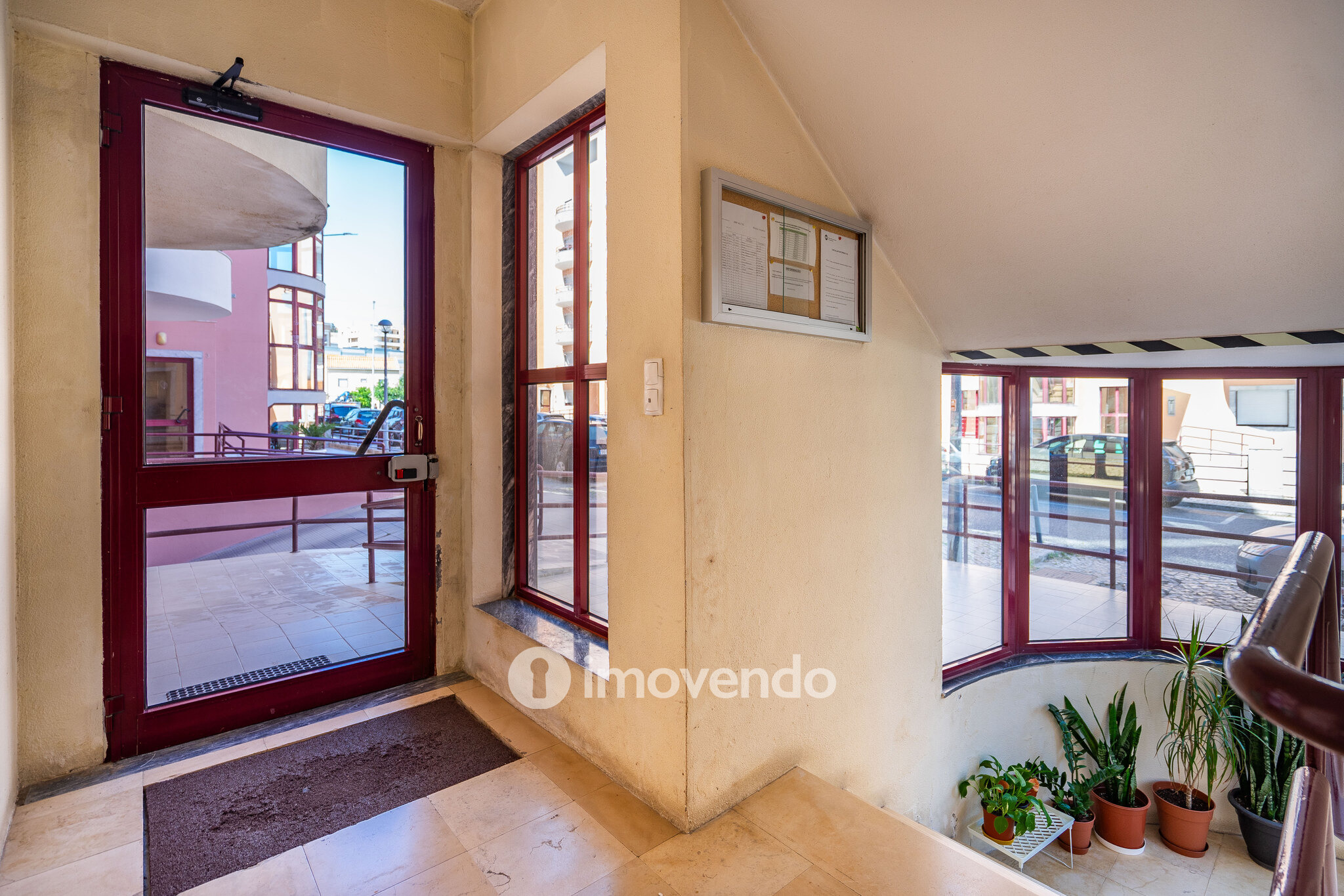 Apartamento T3 com áreas amplas, varandas e arrecadação, em Alverca