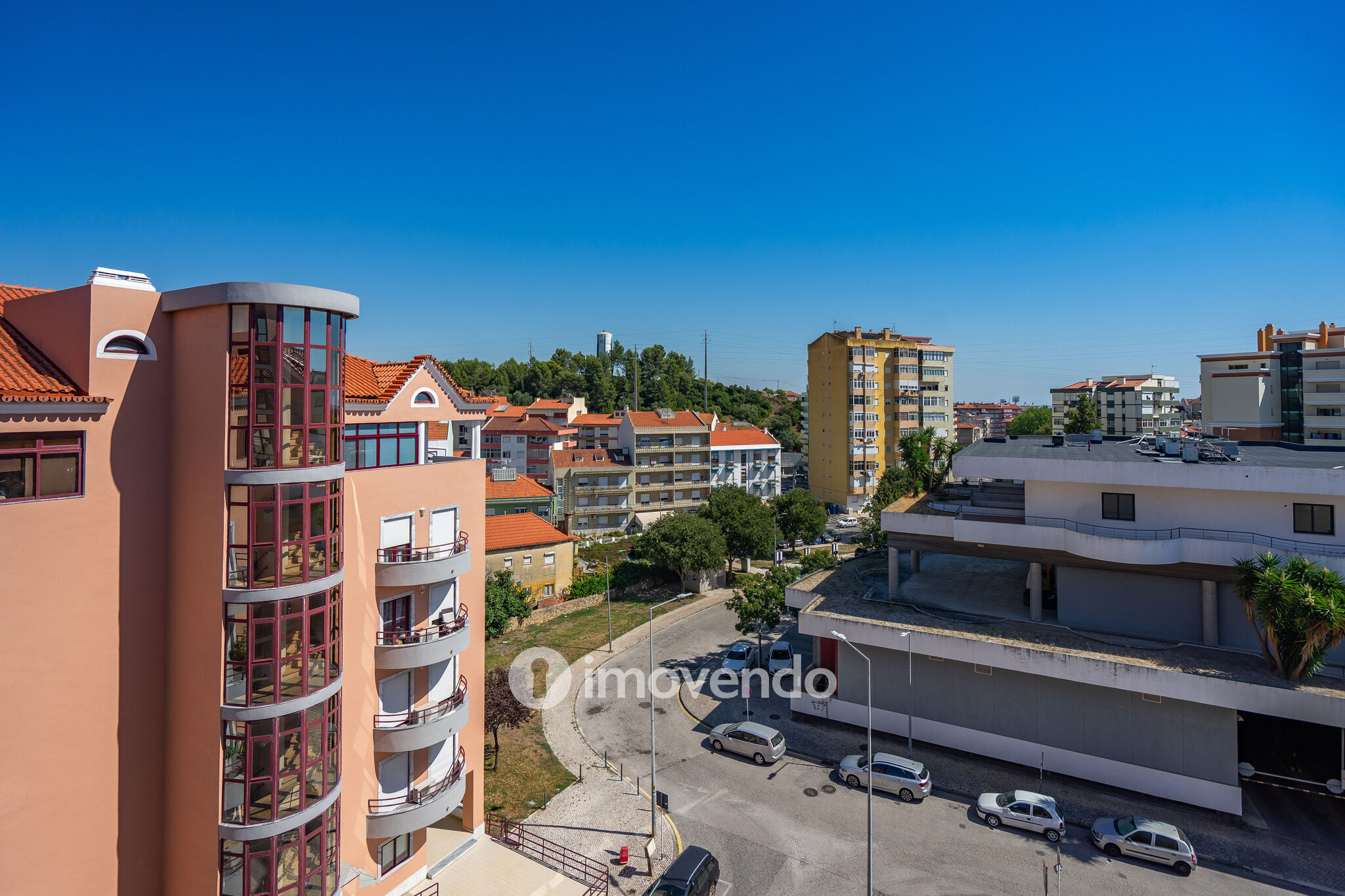 Apartamento T3 com áreas amplas, varandas e arrecadação, em Alverca