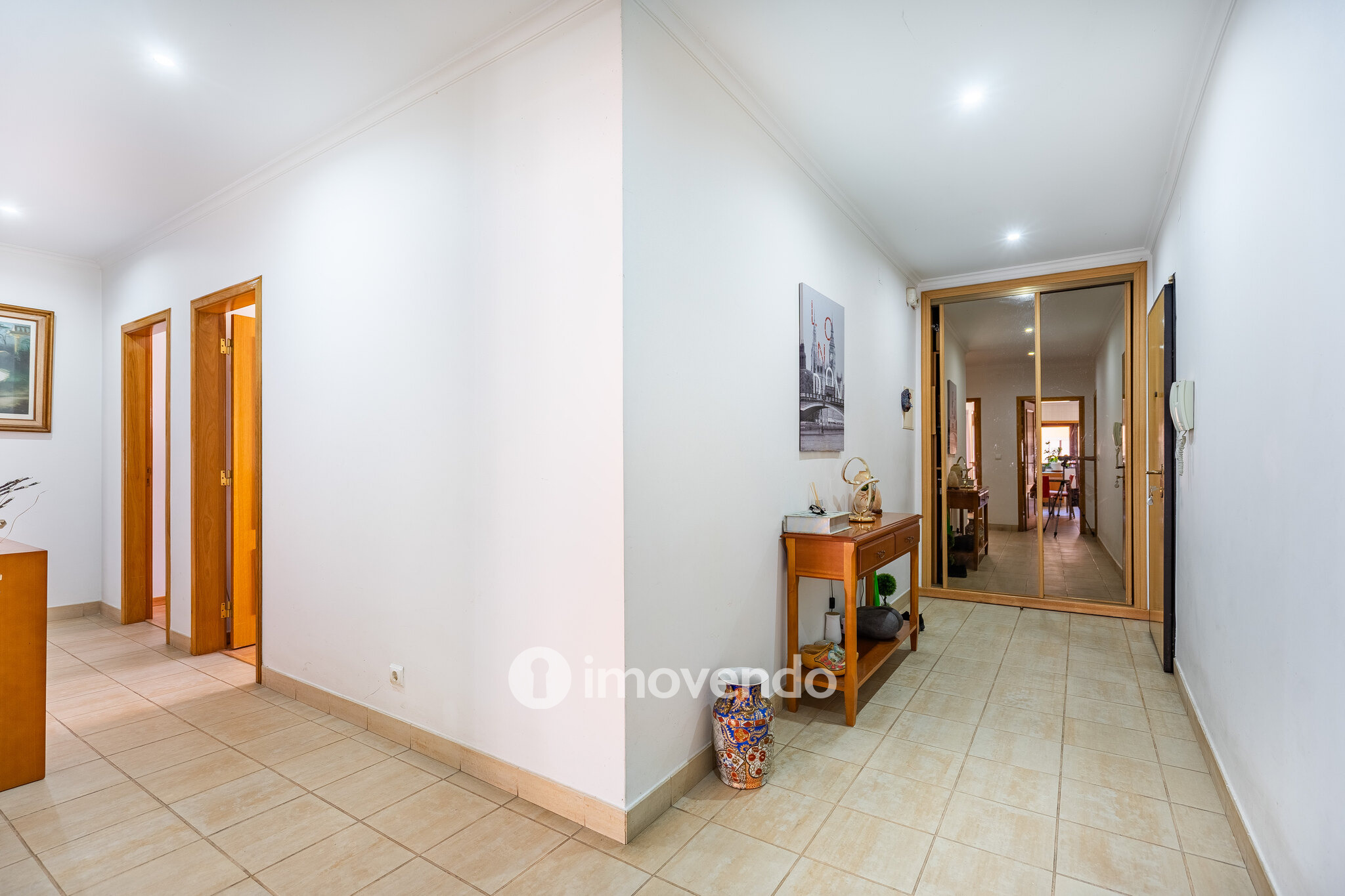 Apartamento T3 com áreas amplas, varandas e arrecadação, em Alverca