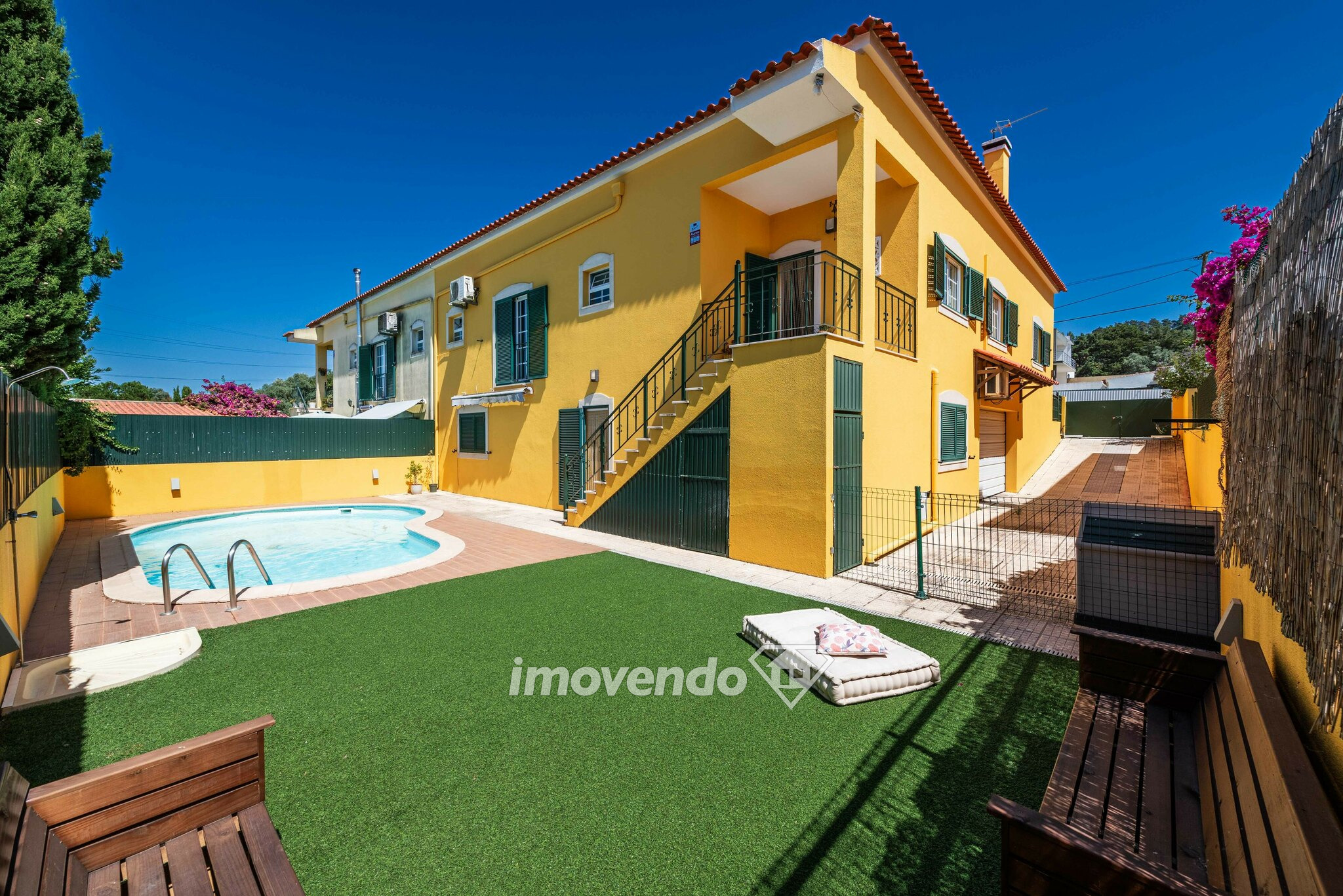 Moradia T3 exclusiva, com piscina e garagem, em Palmela