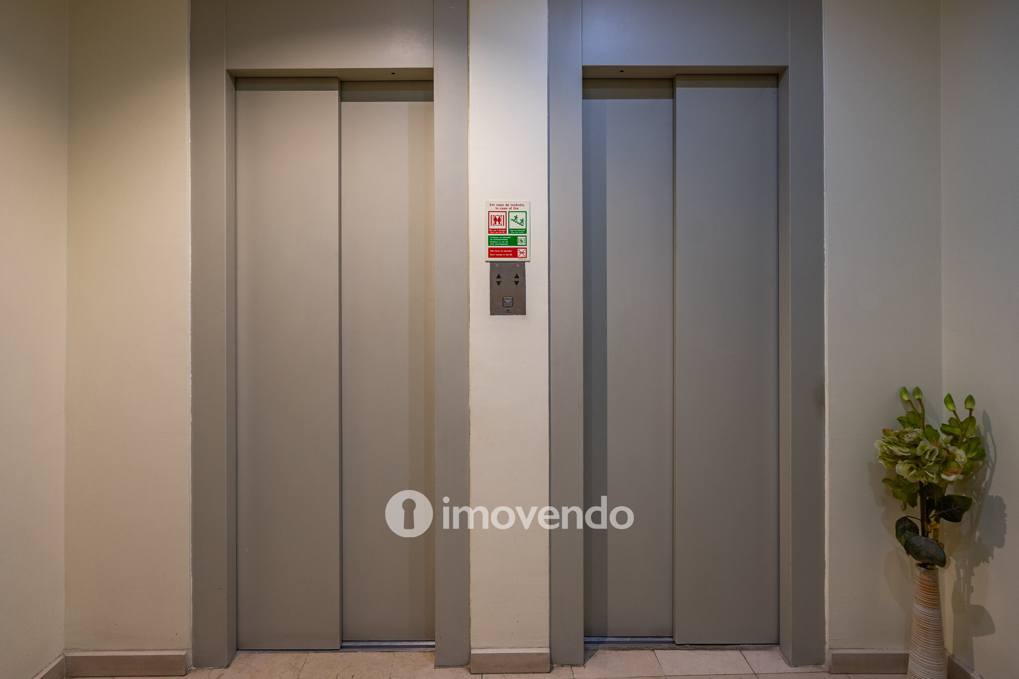 Apartamento T3 com áreas amplas, varandas e arrecadação, em Alverca