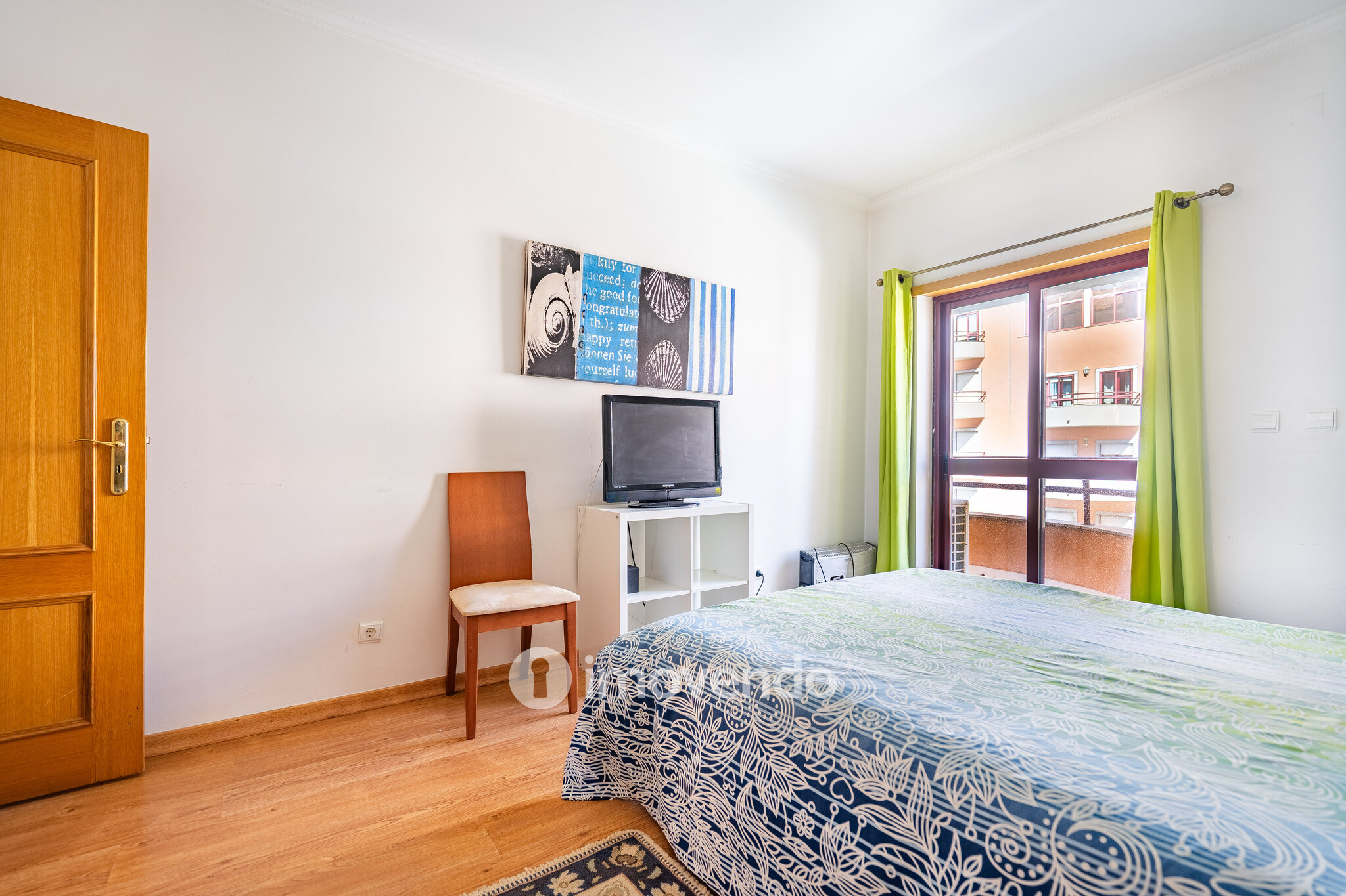 Apartamento T3 com áreas amplas, varandas e arrecadação, em Alverca