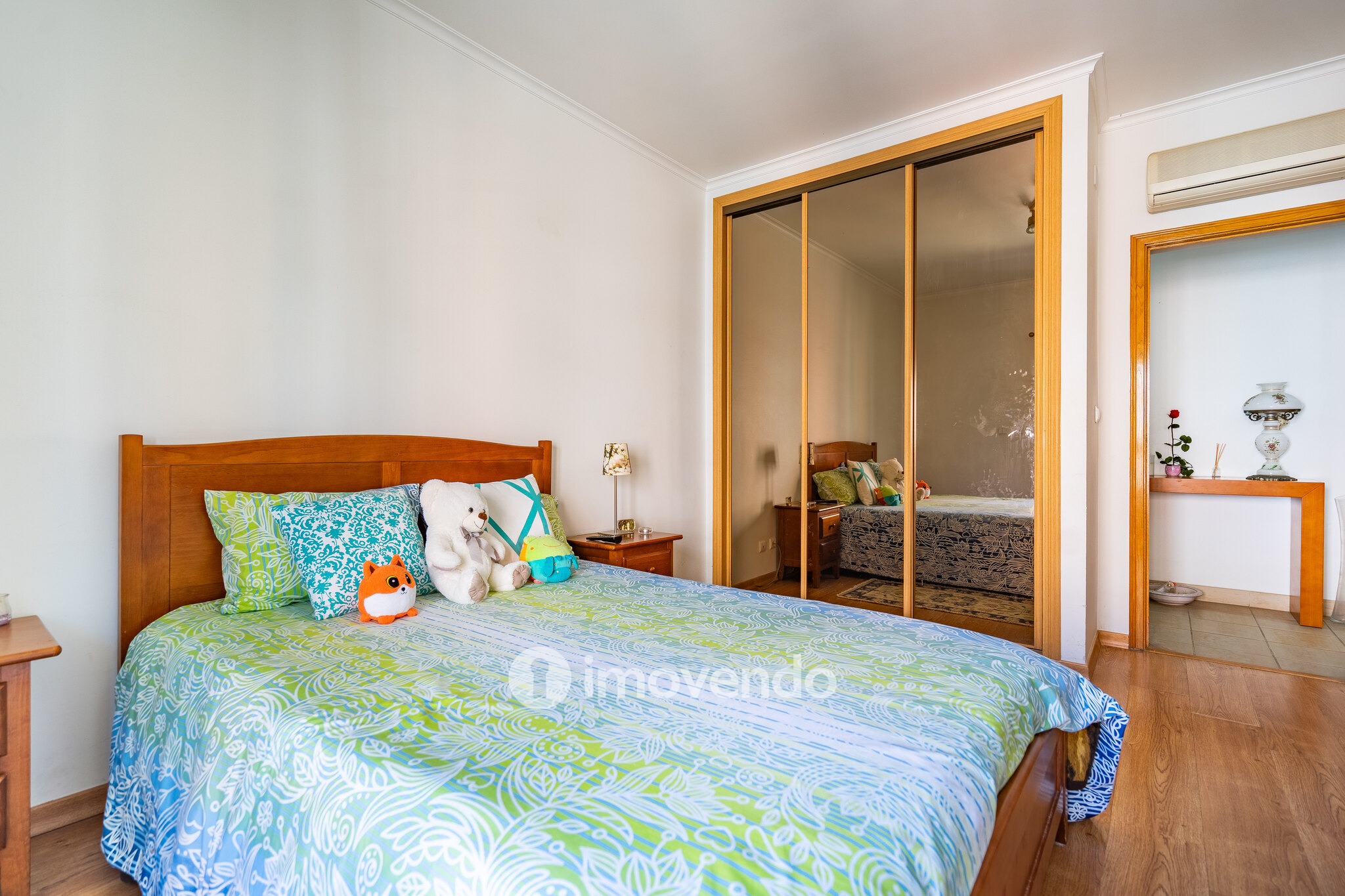 Apartamento T3 com áreas amplas, varandas e arrecadação, em Alverca