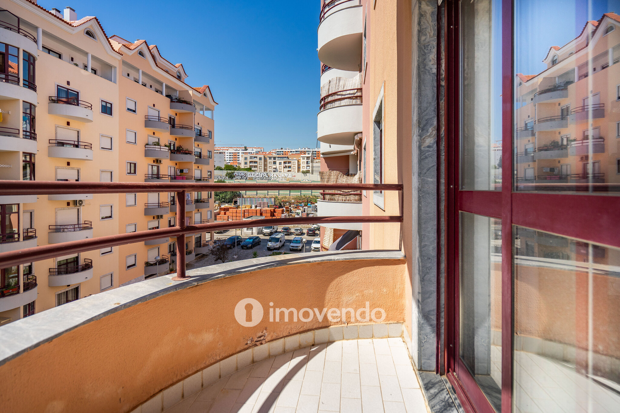 Apartamento T3 com áreas amplas, varandas e arrecadação, em Alverca