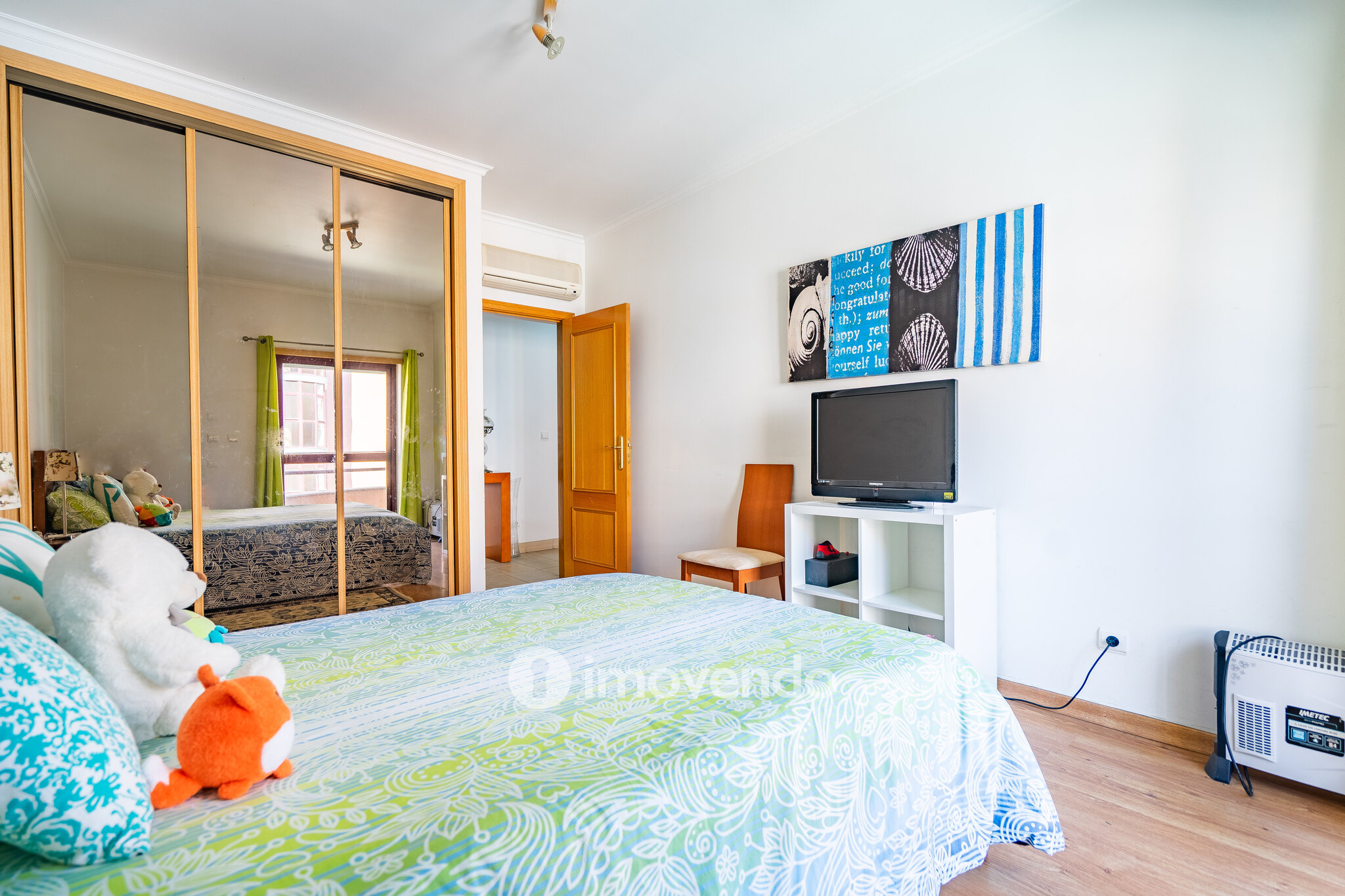 Apartamento T3 com áreas amplas, varandas e arrecadação, em Alverca