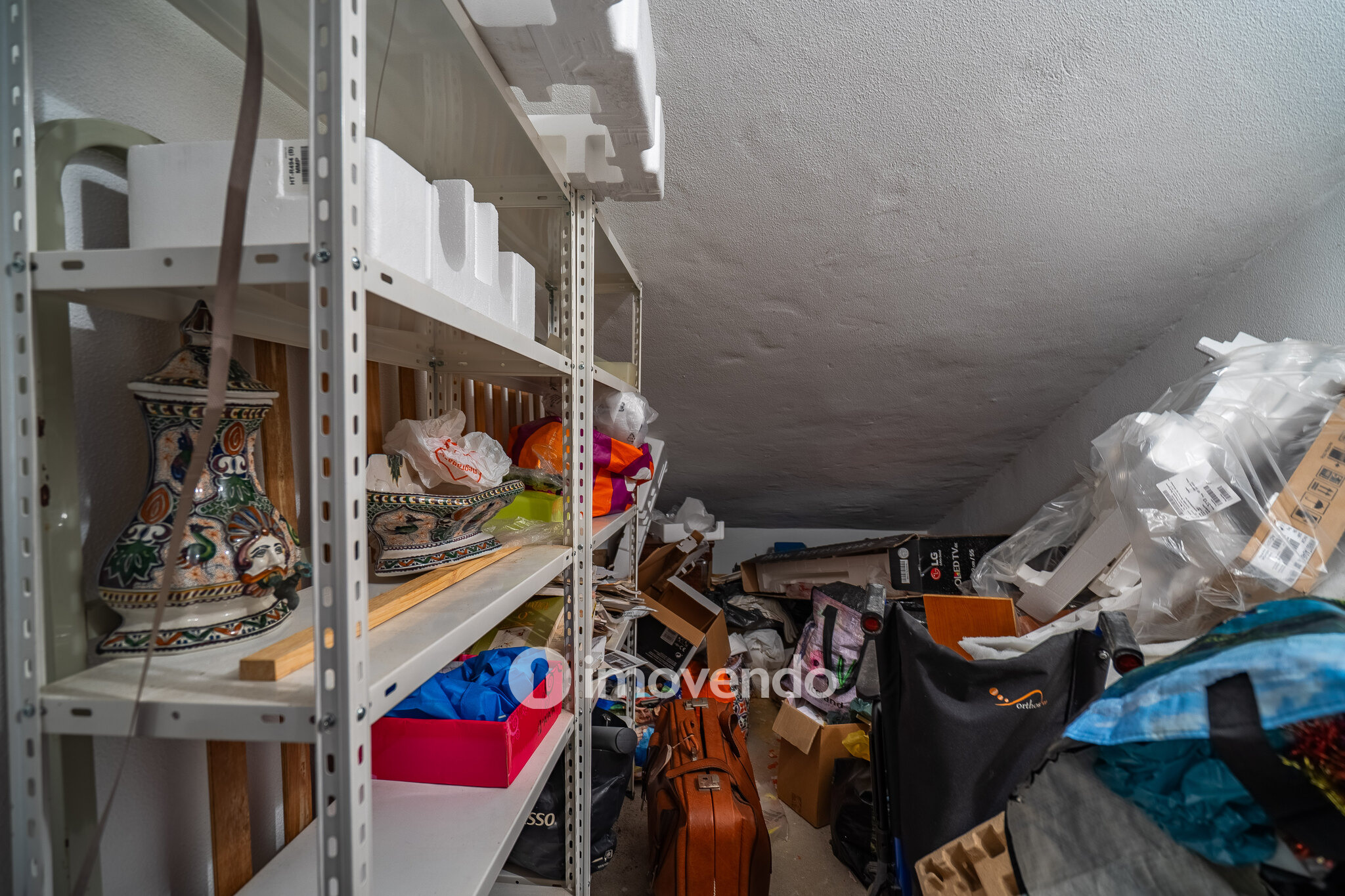 Apartamento T3 com áreas amplas, varandas e arrecadação, em Alverca