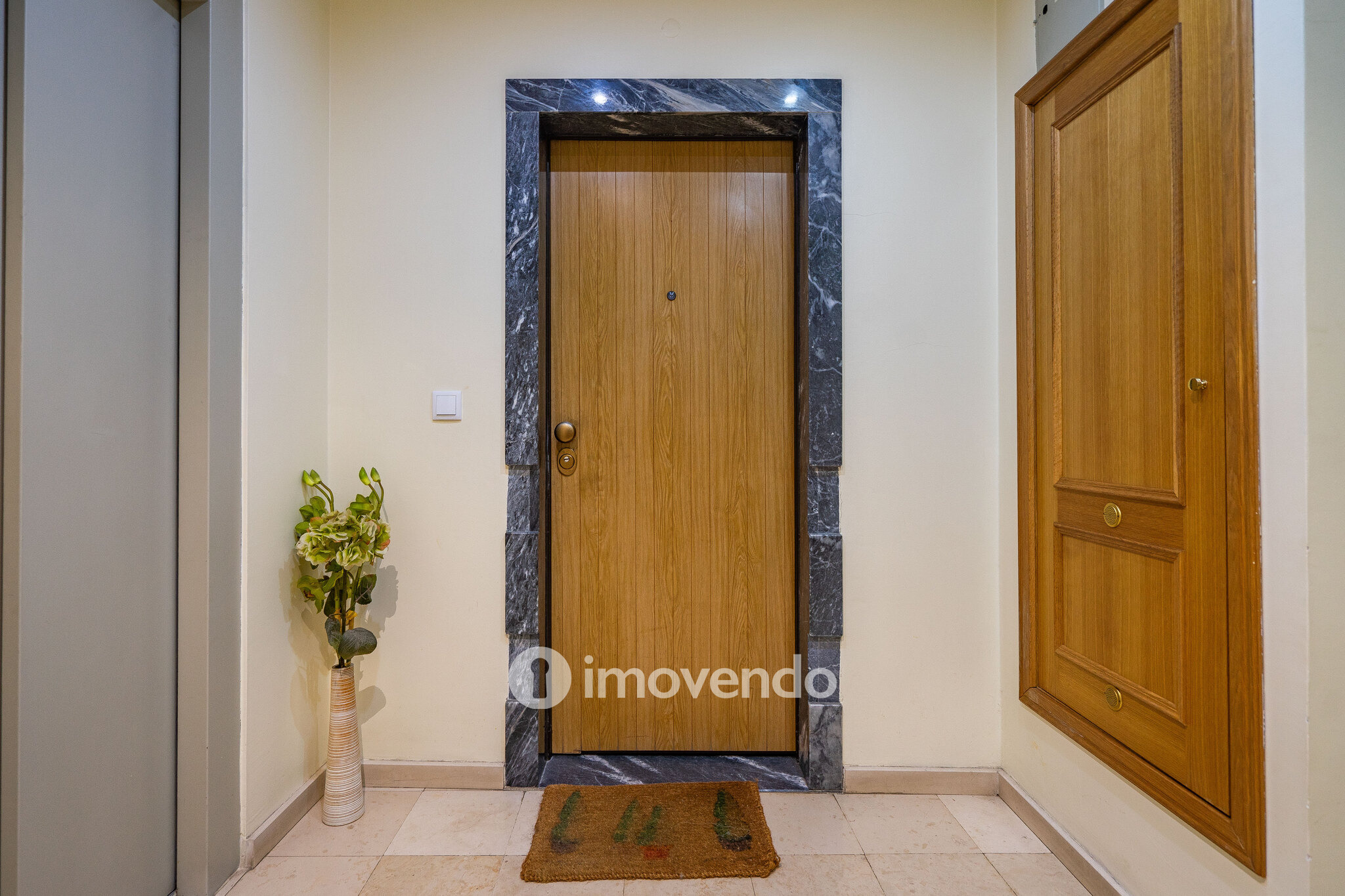 Apartamento T3 com áreas amplas, varandas e arrecadação, em Alverca