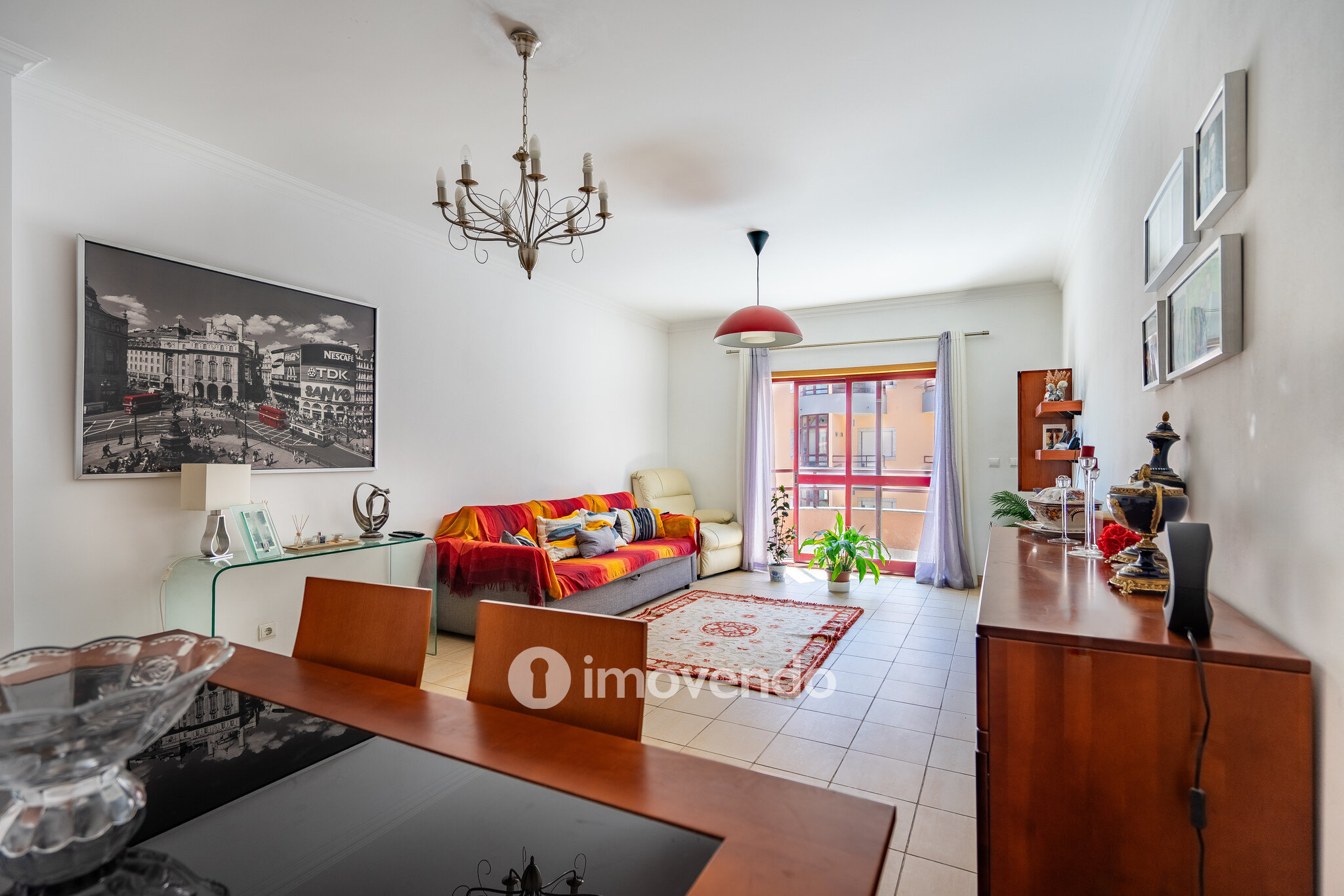 Apartamento T3 com áreas amplas, varandas e arrecadação, em Alverca