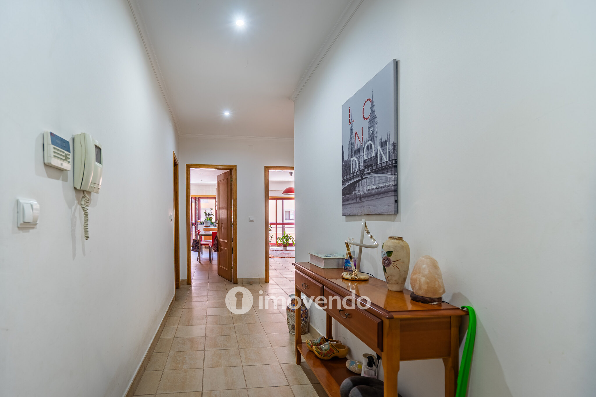 Apartamento T3 com áreas amplas, varandas e arrecadação, em Alverca