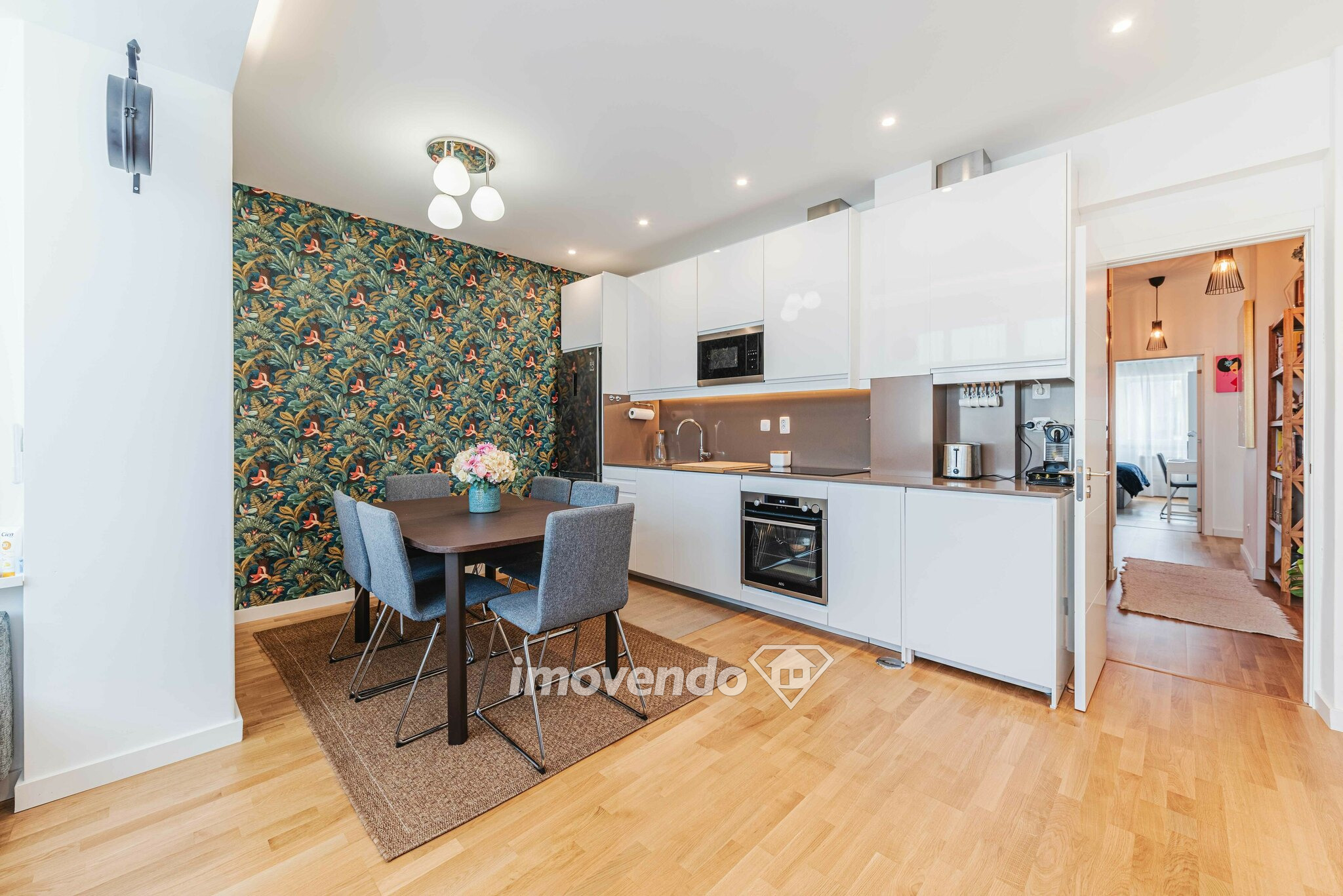 Apartamento T3 remodelado e com cozinha equipada, em Telheiras