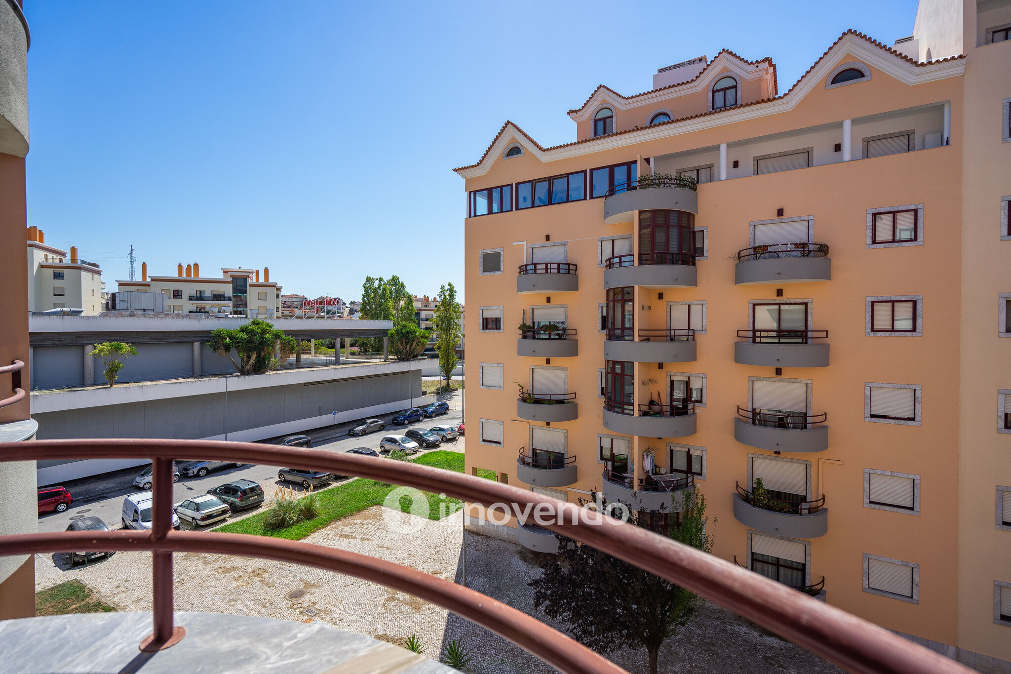 Apartamento T3 com áreas amplas, varandas e arrecadação, em Alverca