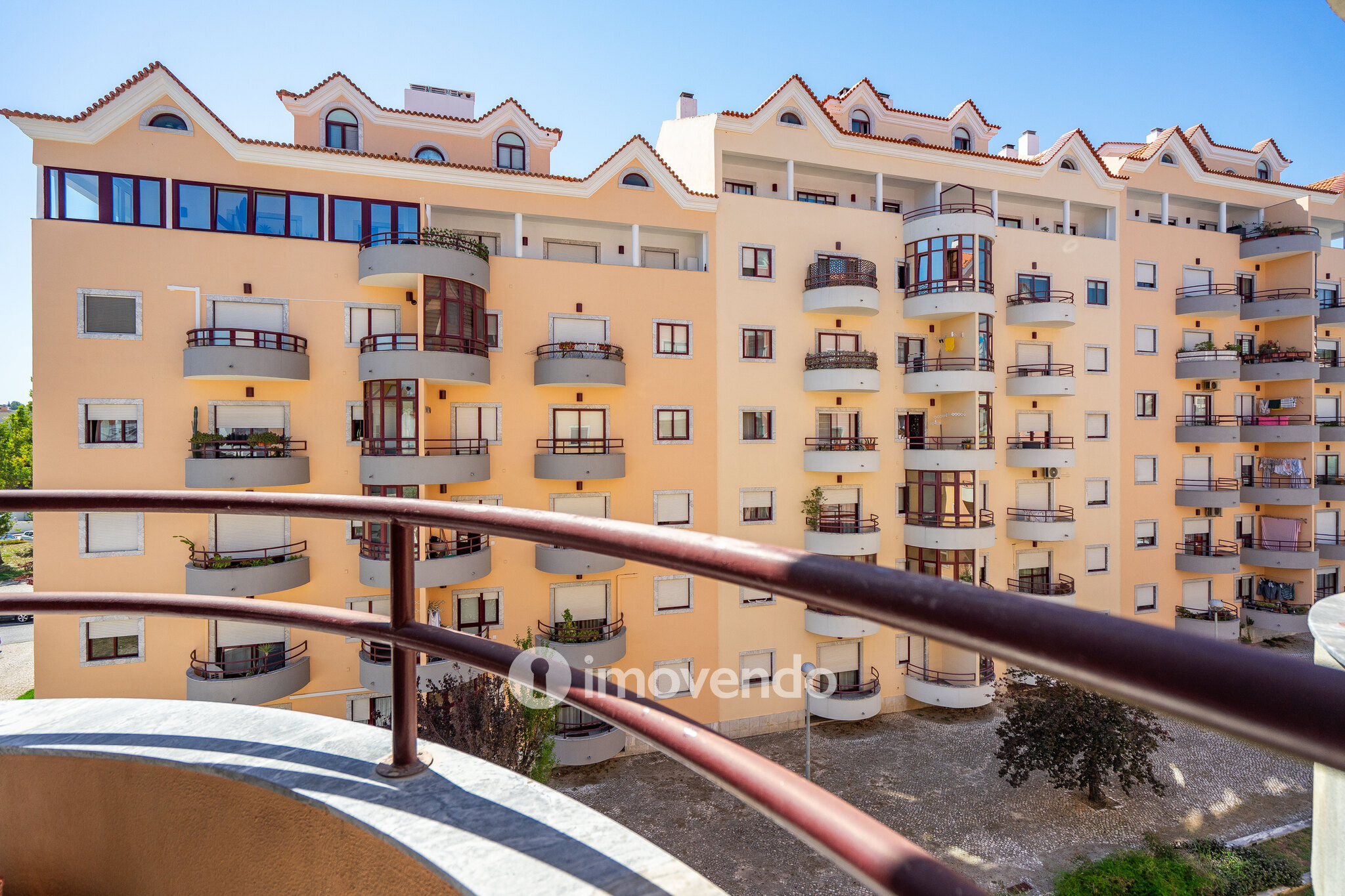 Apartamento T3 com áreas amplas, varandas e arrecadação, em Alverca