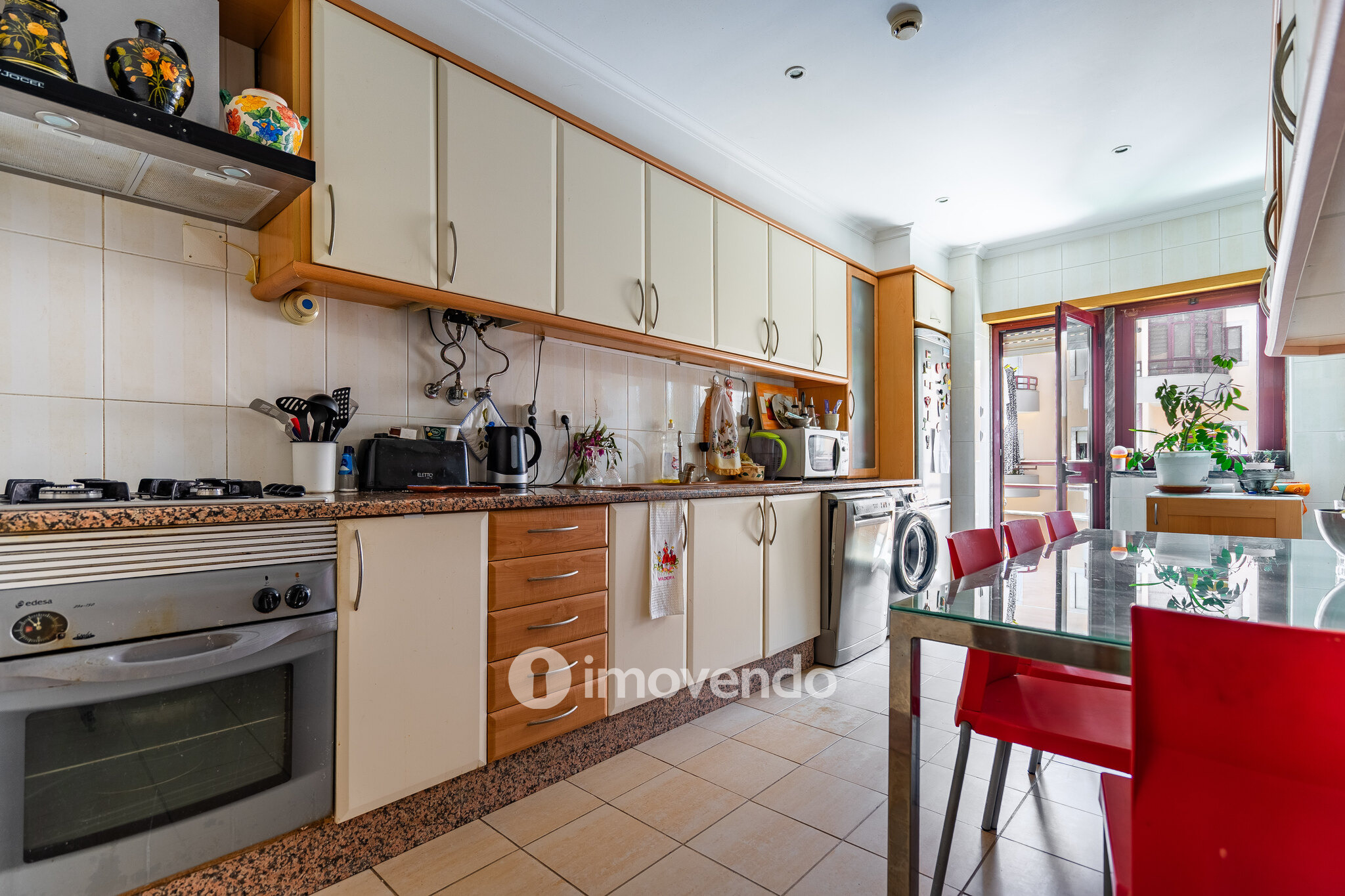 Apartamento T3 com áreas amplas, varandas e arrecadação, em Alverca