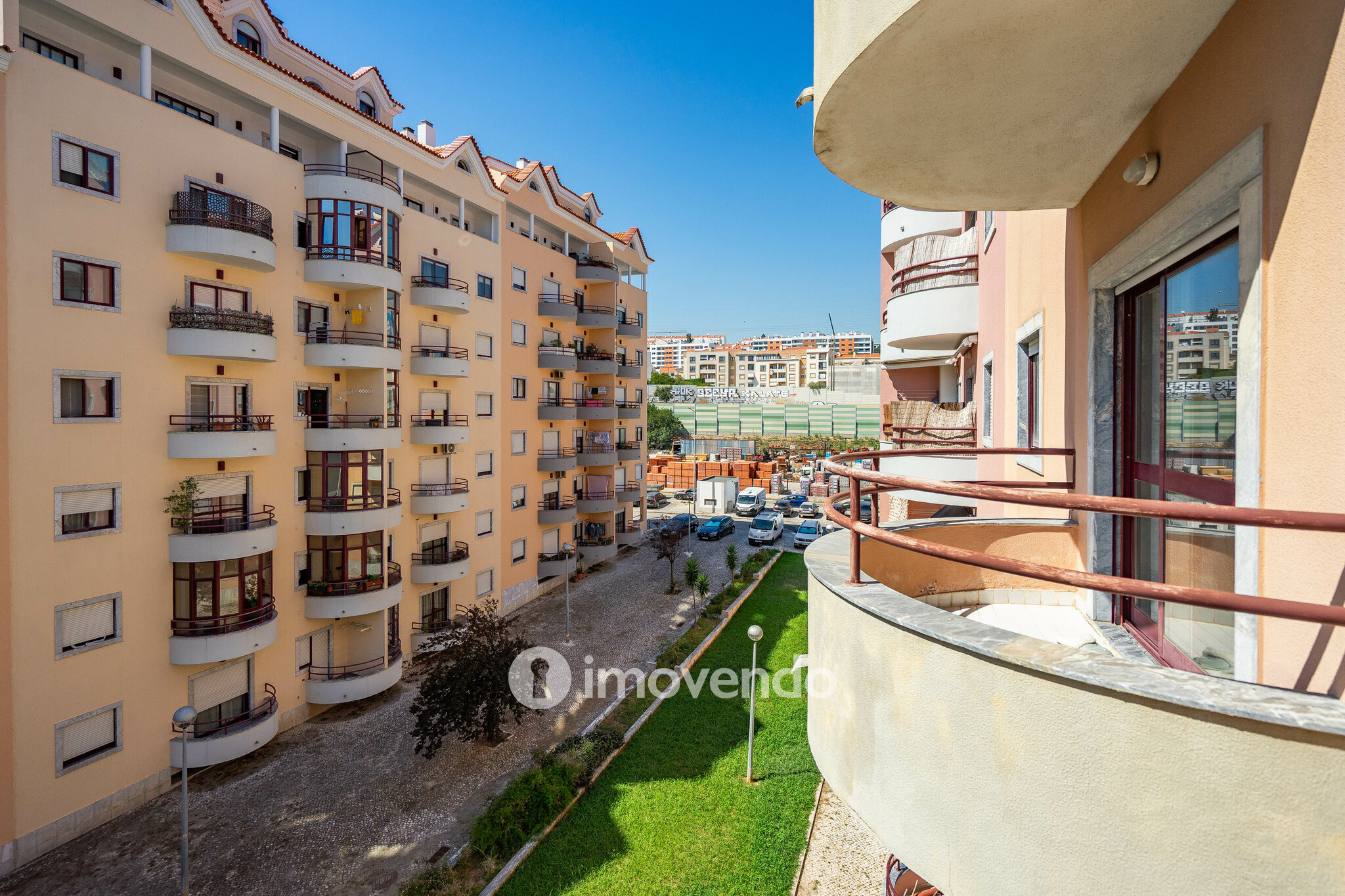 Apartamento T3 com áreas amplas, varandas e arrecadação, em Alverca