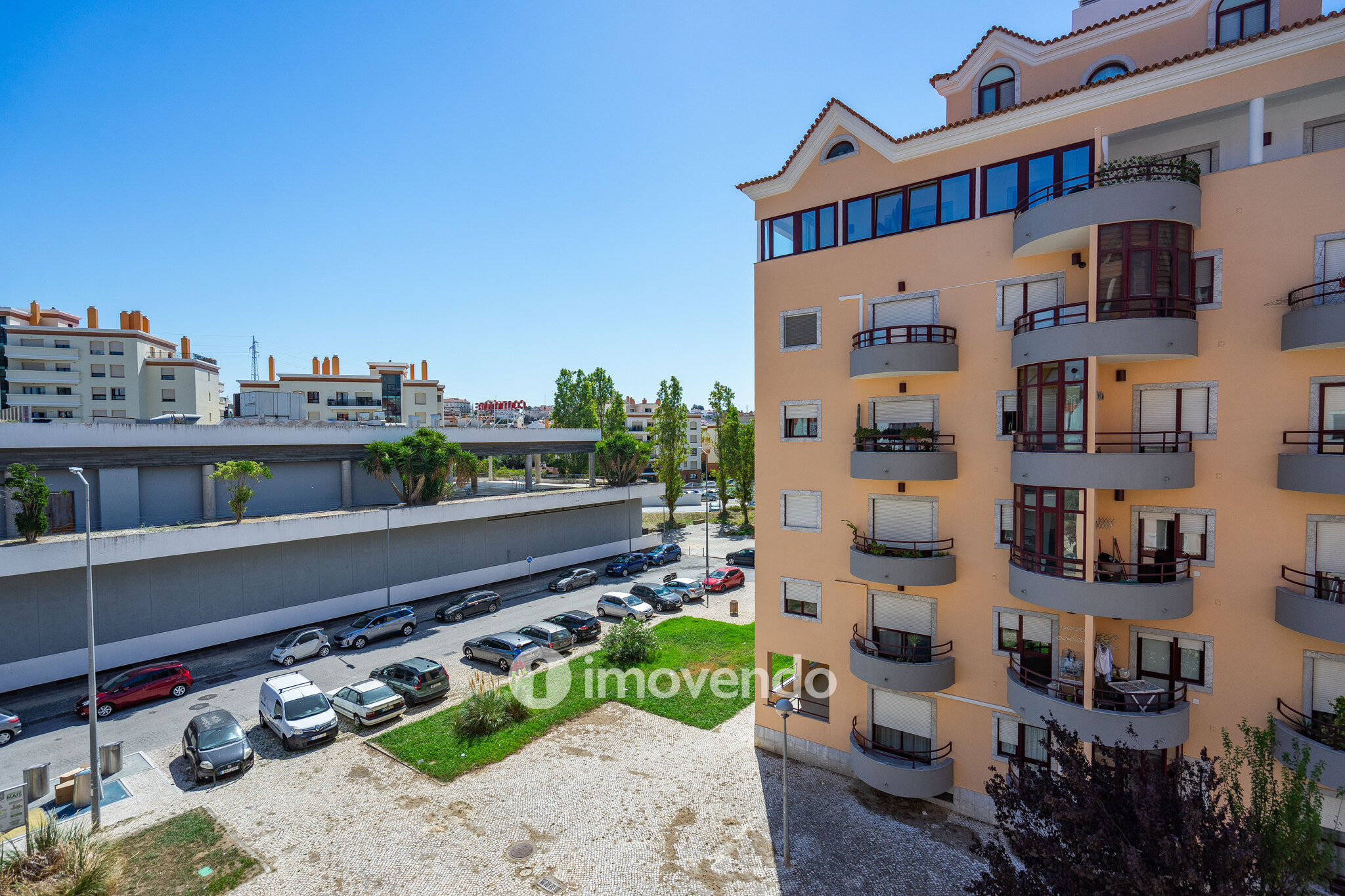Apartamento T3 com áreas amplas, varandas e arrecadação, em Alverca