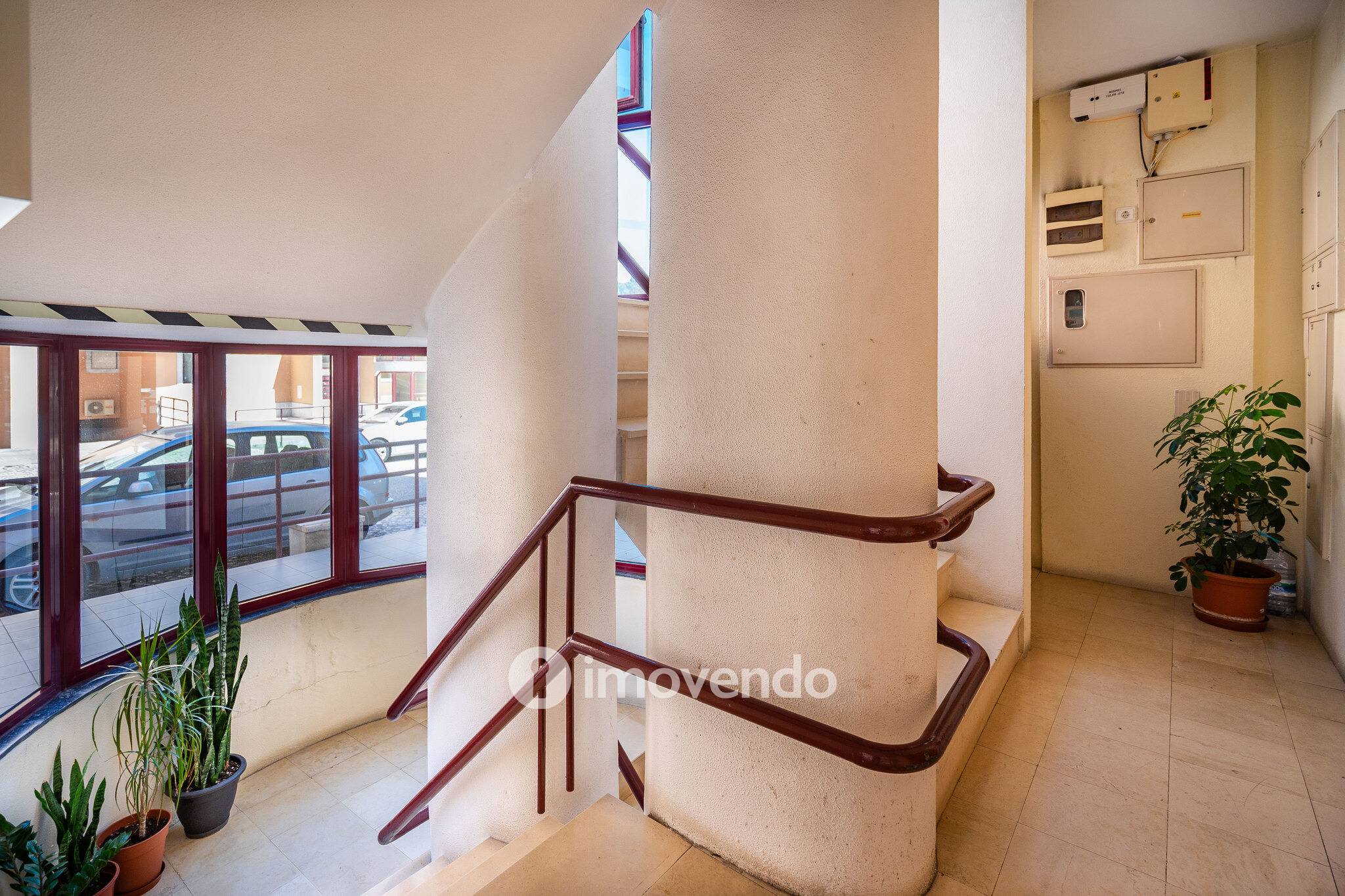 Apartamento T3 com áreas amplas, varandas e arrecadação, em Alverca