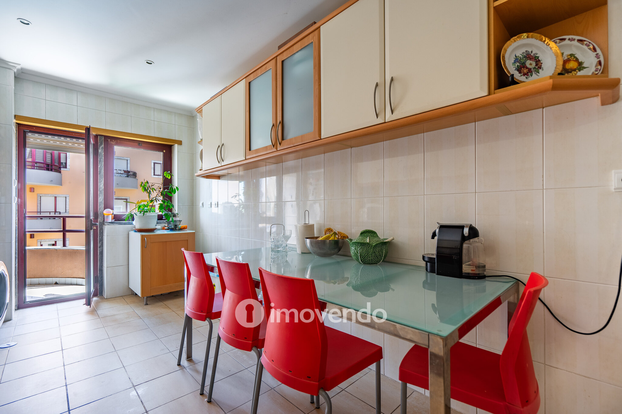 Apartamento T3 com áreas amplas, varandas e arrecadação, em Alverca