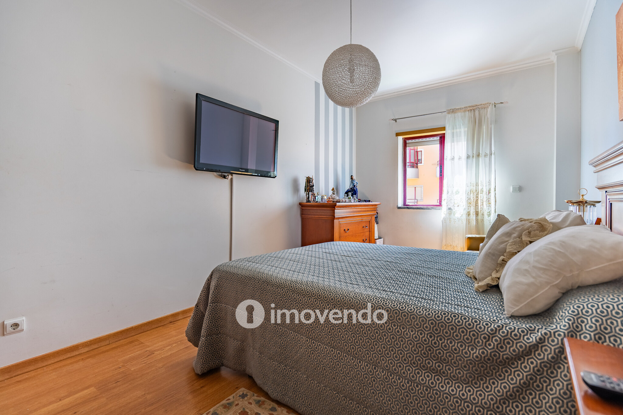 Apartamento T3 com áreas amplas, varandas e arrecadação, em Alverca