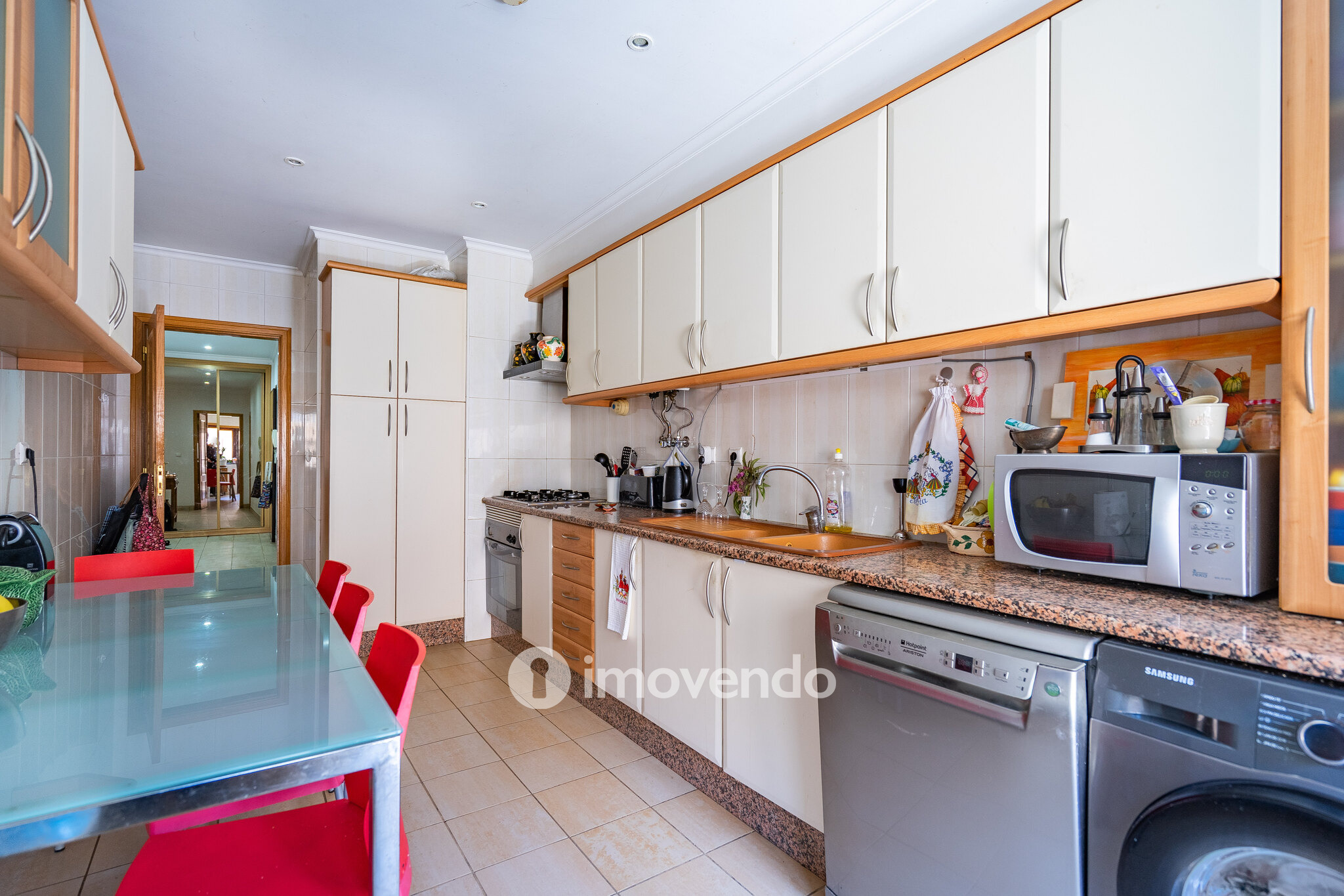 Apartamento T3 com áreas amplas, varandas e arrecadação, em Alverca