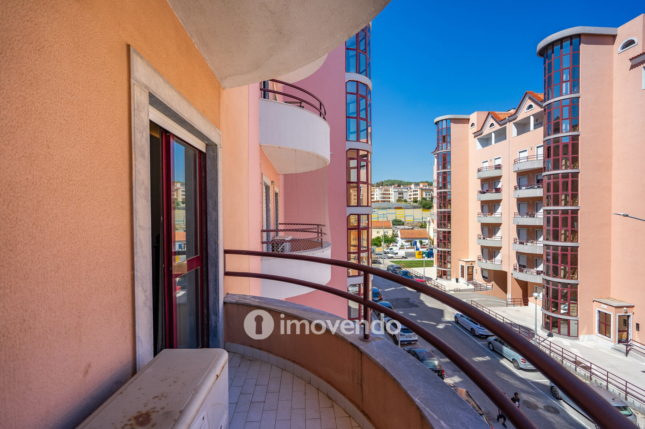 Apartamento T3 com áreas amplas, varandas e arrecadação, em Alverca