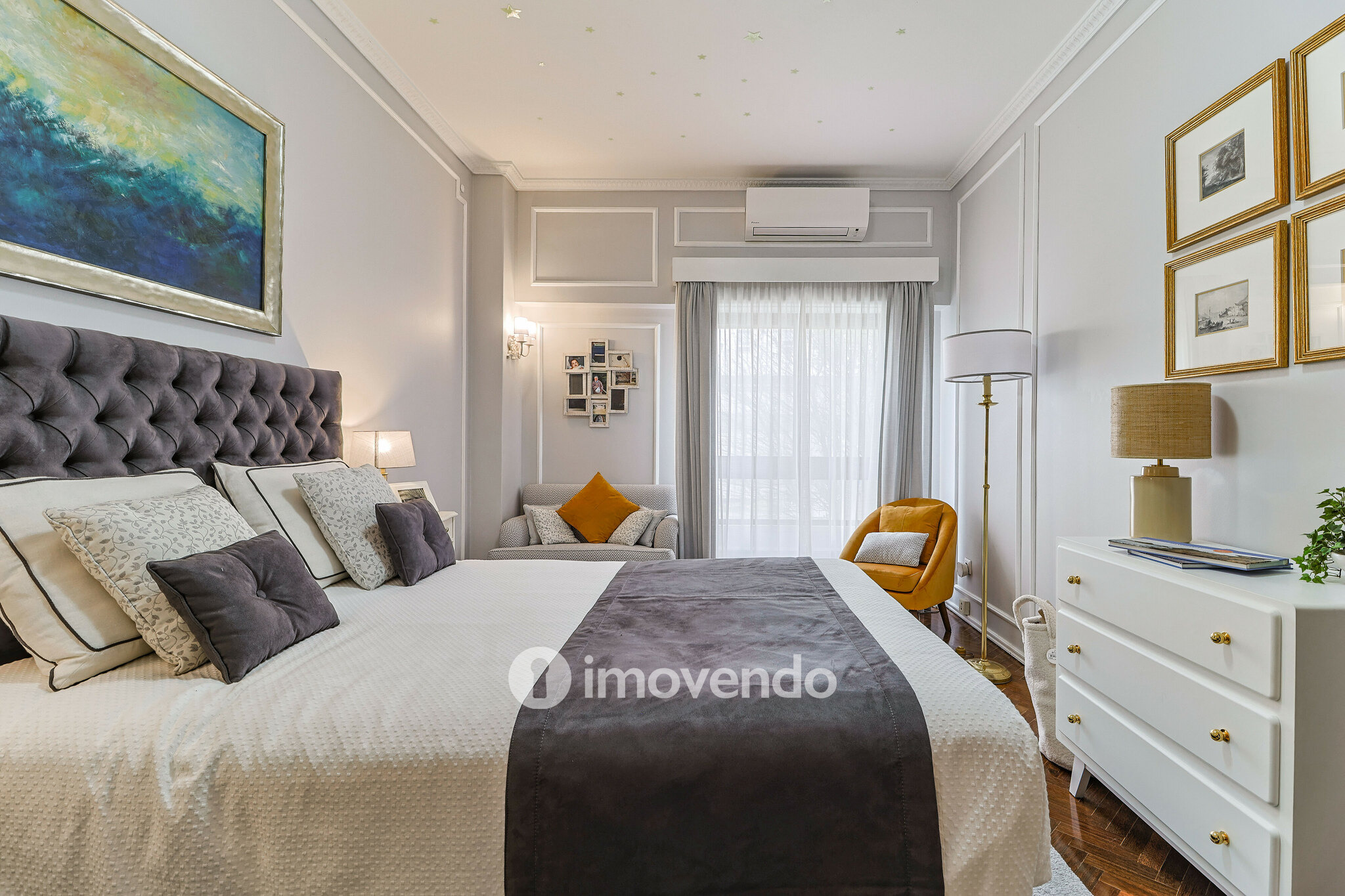 Apartamento T3, com cozinha equipada e estacionamento, em Miraflores