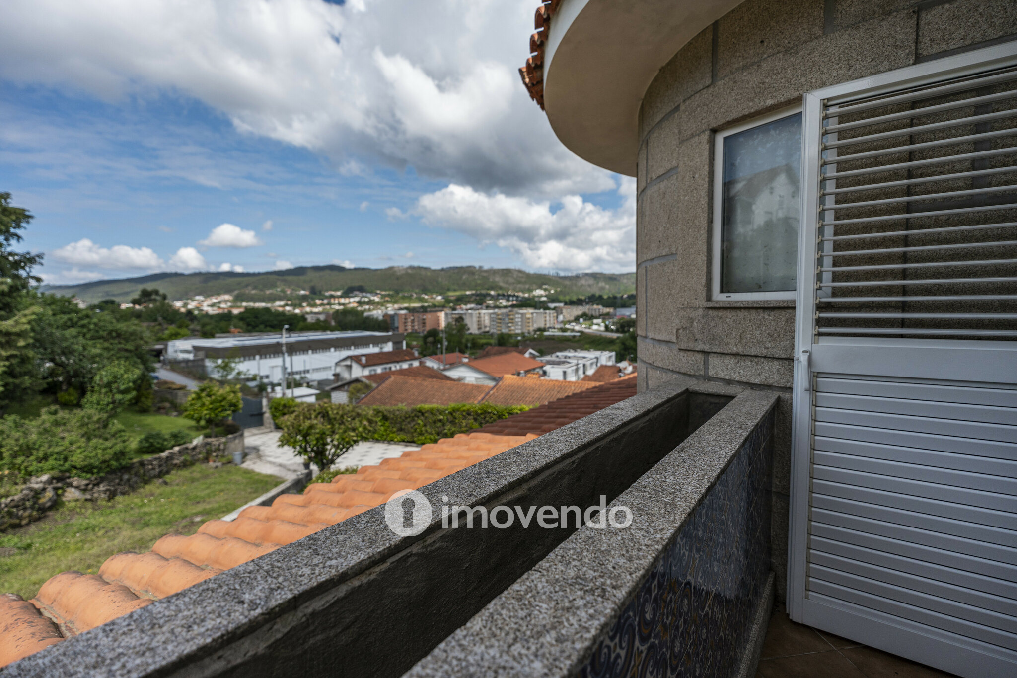Moradia isolada T3, com terreno de 2.000m², em Vila Nova de Famalicão