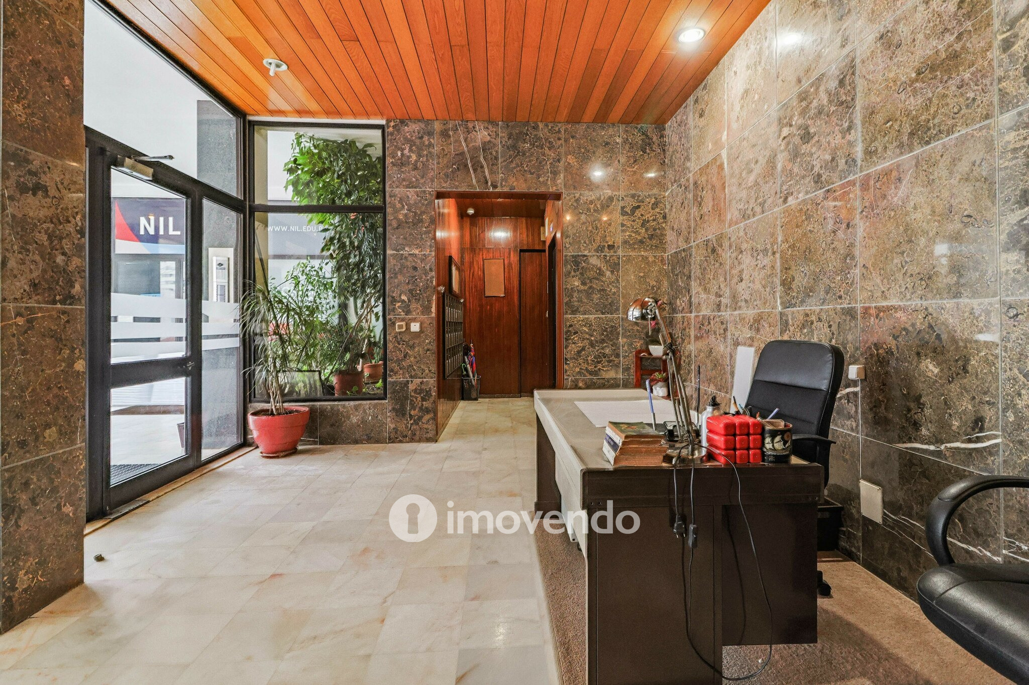 Apartamento T3, com cozinha equipada e estacionamento, em Miraflores