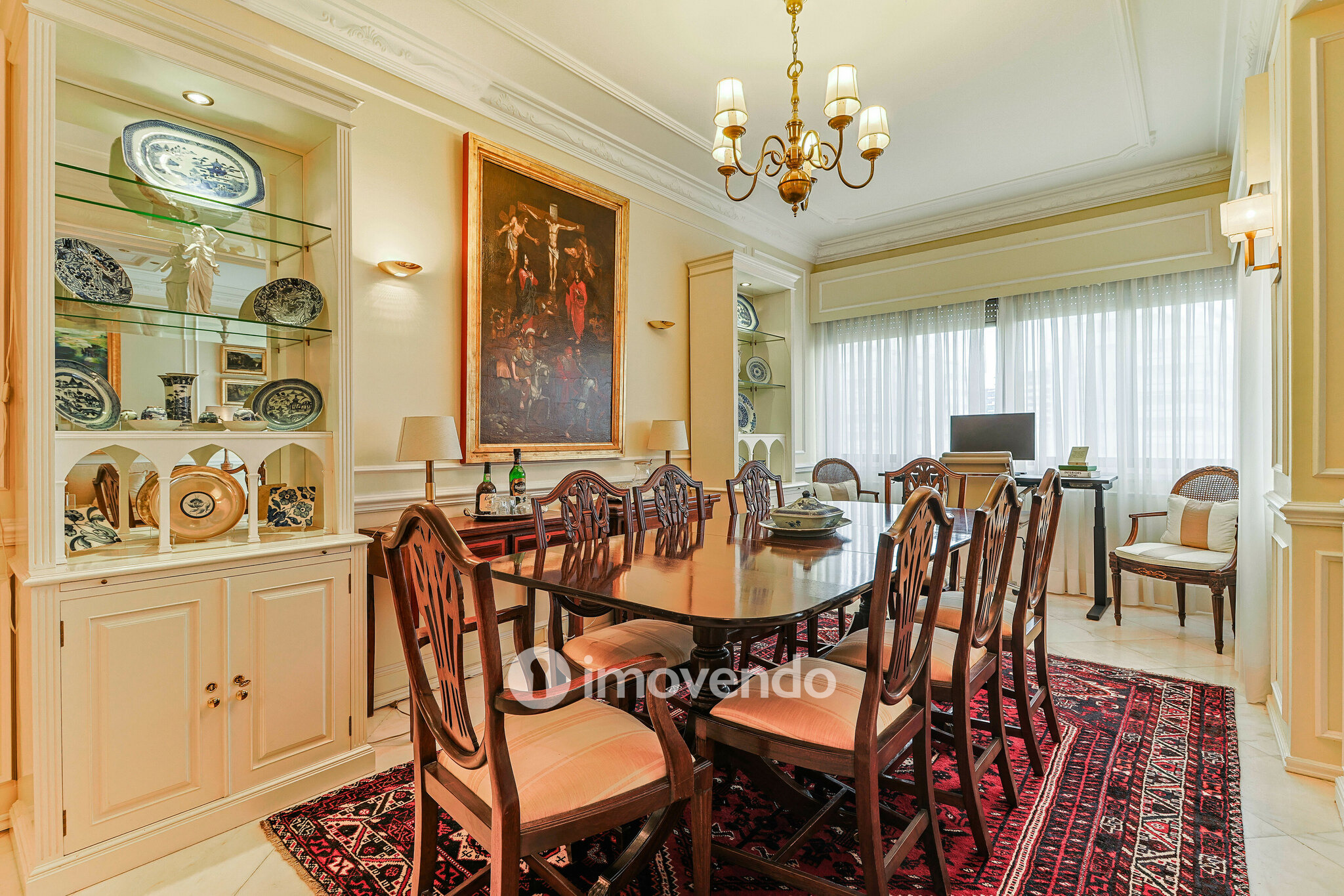 Apartamento T3, com cozinha equipada e estacionamento, em Miraflores