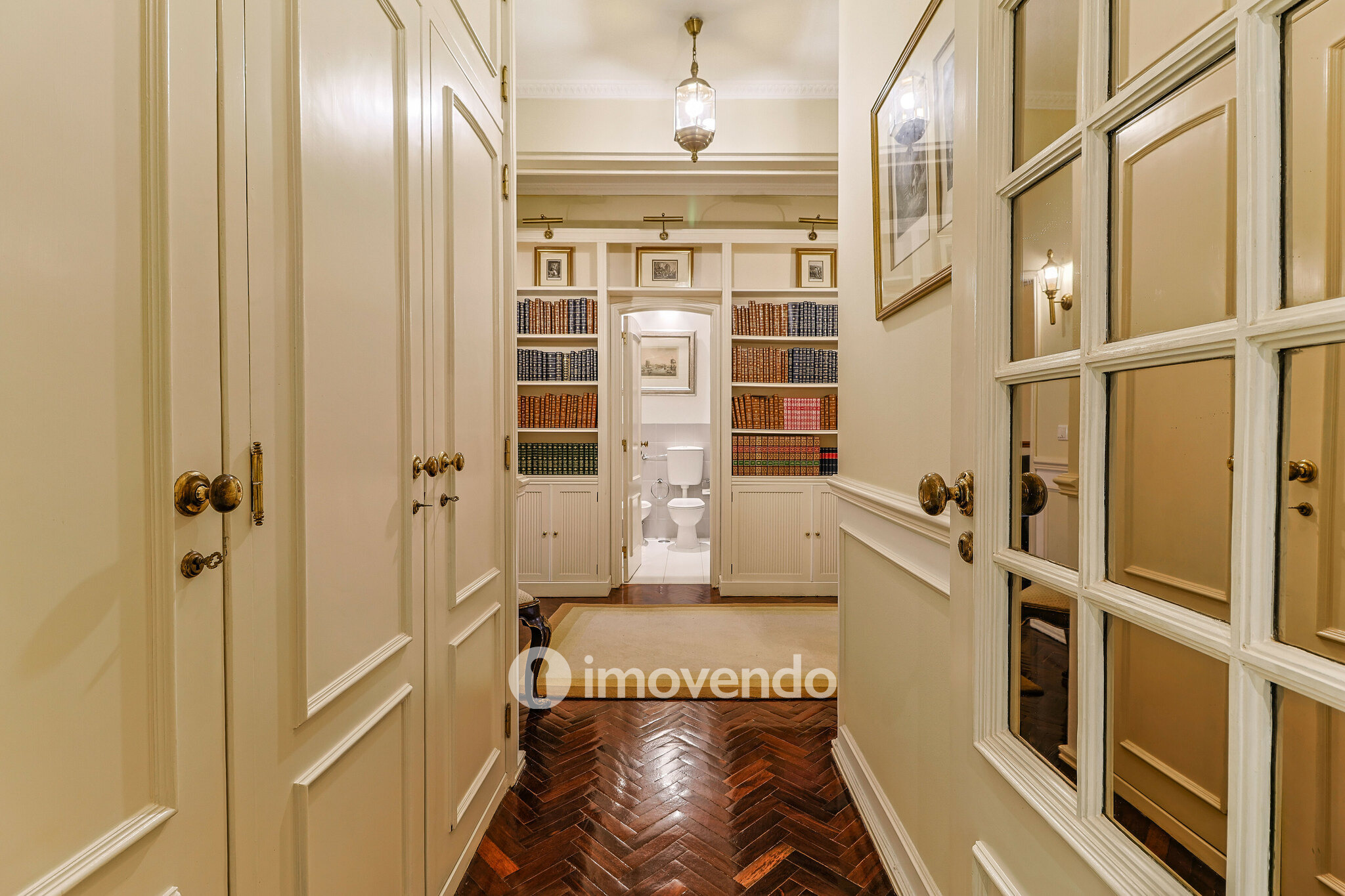 Apartamento T3, com cozinha equipada e estacionamento, em Miraflores