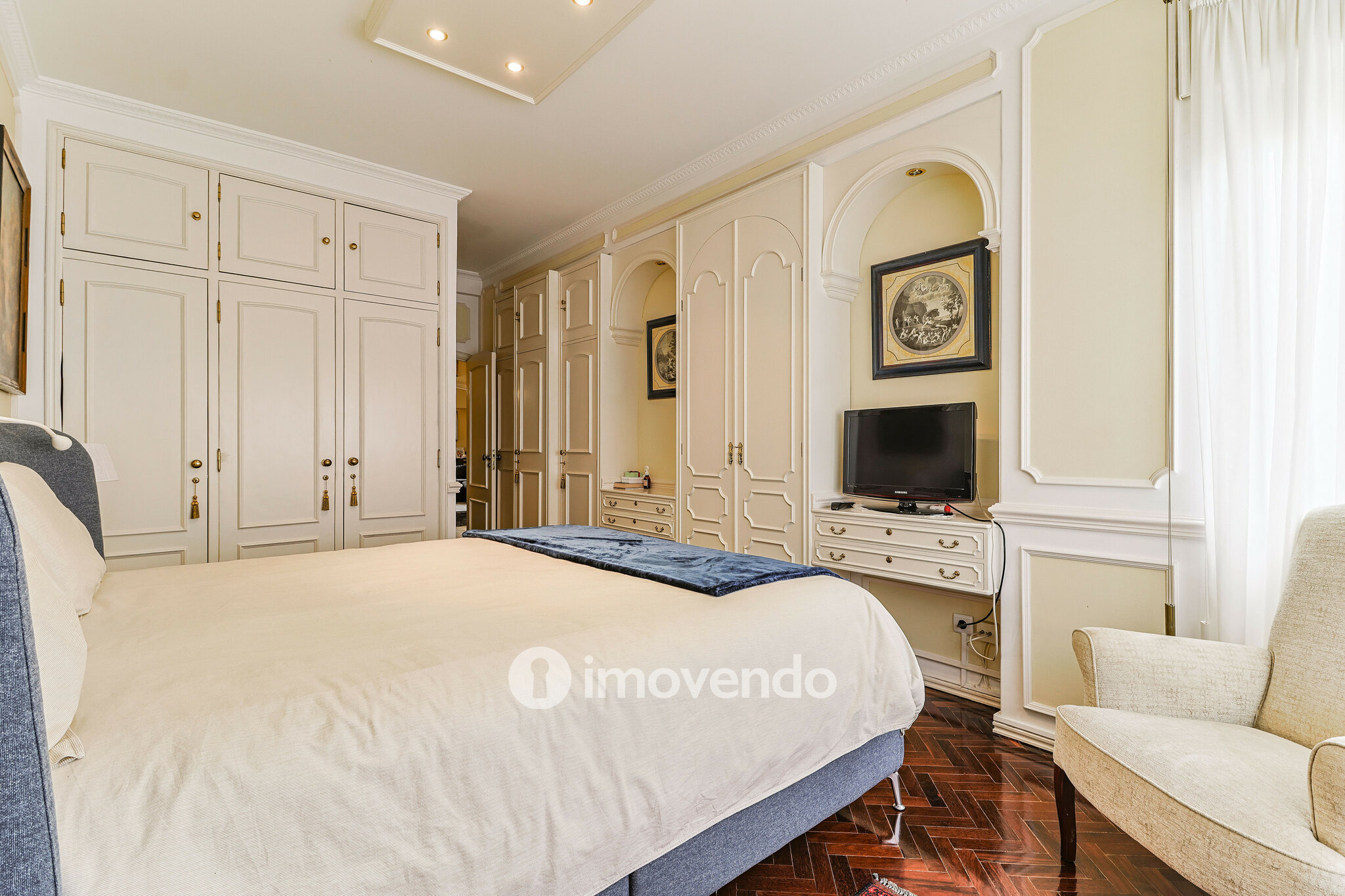 Apartamento T3, com cozinha equipada e estacionamento, em Miraflores