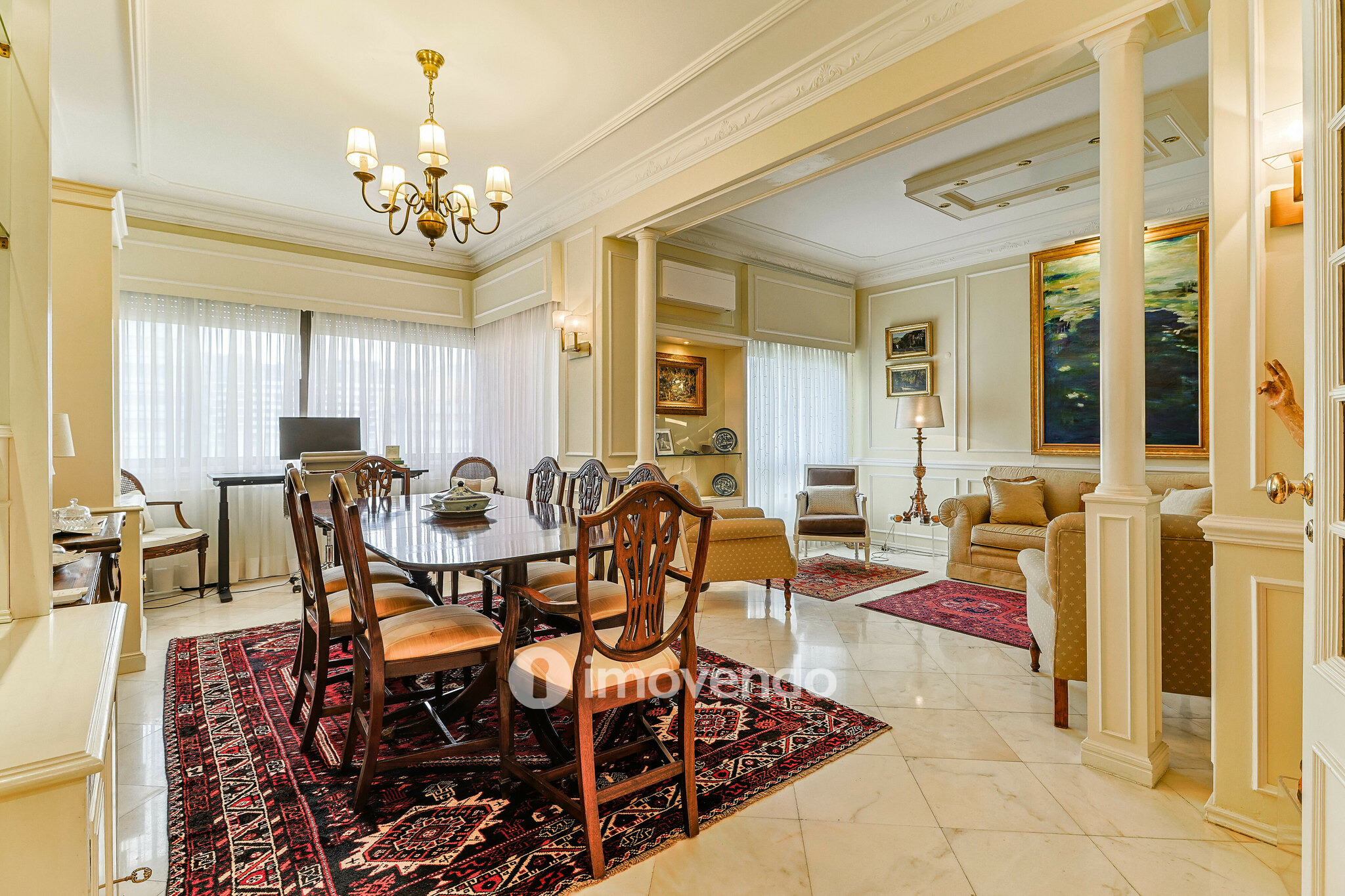 Apartamento T3, com cozinha equipada e estacionamento, em Miraflores