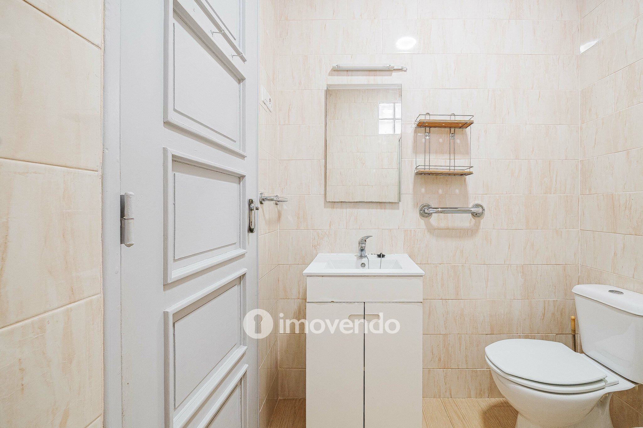 Apartamento T2 com duas varandas, na Graça, em Lisboa