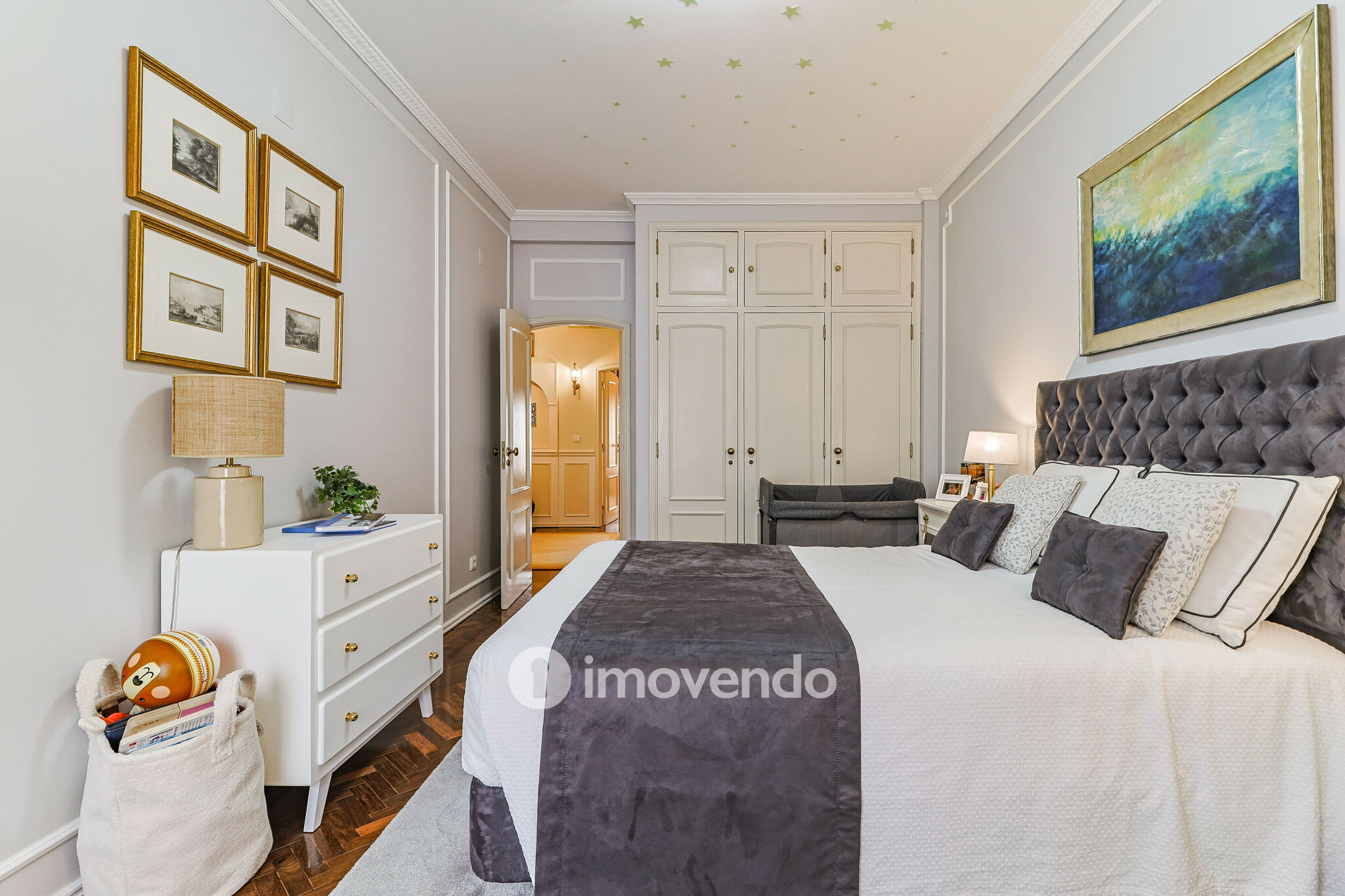 Apartamento T3, com cozinha equipada e estacionamento, em Miraflores