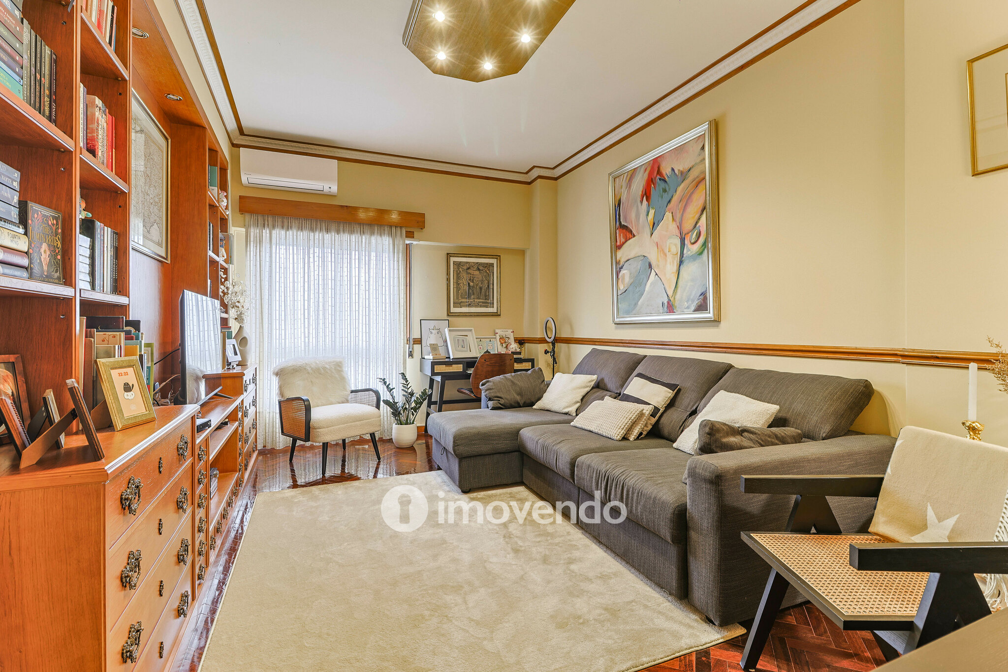 Apartamento T3, com cozinha equipada e estacionamento, em Miraflores